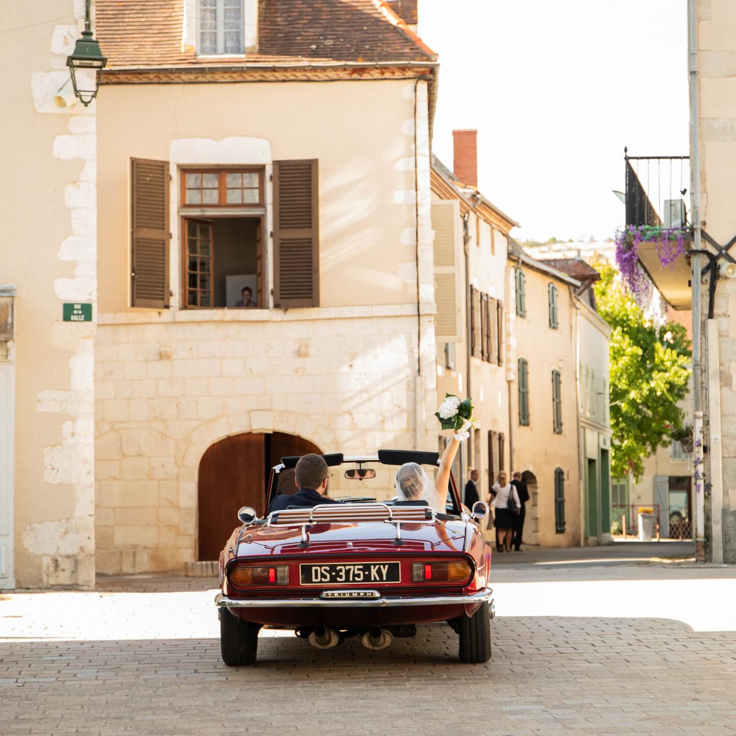 Un départ en décapotable, le bouquet au vent 💐📸
#photographedemariage #photographedemariagelyon #mariagelyon #mariagebeaujolais #photographedemariagefrance #frenchweddingphotographer #weddinginfrance #destinationwedding #mariagebourgogne #mariageauchateau #mariageromantique #mariageelegant #mariageauthentique #mariageintime #documentaryweddingphotographer #storytellingwedding #fineartwedding #luxurywedding #weddinginspiration #inspirationmariage