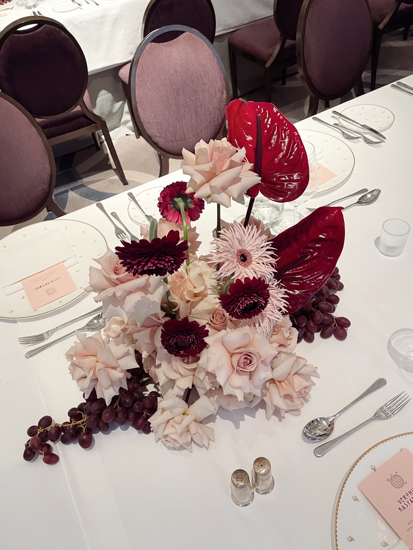 a few more iPhone BTS snaps of these gorgeous blush pink + burgundy sculptures at @corinthialondon last month 🍇🍷🌸
