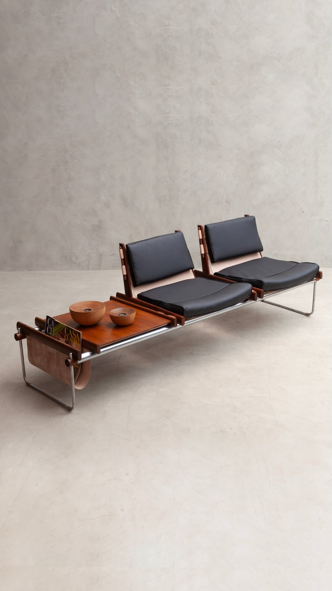 O design de Percival Lafer sempre caminhou entre a inovação técnica e a funcionalidade inteligente. O Sistema Modular MP-123, criado em 1973, é um dos exemplos mais completos desse pensamento.
Projetado para espaços corporativos e destinado ao mercado americano, o MP-123 apresentou uma ideia inédita para a época: um mobiliário inteiramente desmontável, formado por módulos que se conectam a um eixo estrutural metálico e podem ser reorganizados sem perder equilíbrio, conforto ou proporção.
Este exemplar, preservado em estado excepcional, reúne bases tubulares de aço, módulos em freijó maciço e folheado, almofadas originais em couro e o porta-revistas também em couro natural. Cada elemento revela a busca de Lafer por unir praticidade, sofisticação material e clareza estrutural.
A configuração apresentada traz dois módulos de assento e um módulo de apoio, compondo um conjunto versátil, escultural e fiel ao desenho original de 1973. Trata-se de uma peça vintage e autêntica, catalogada no livro Percival Lafer — Design, Indústria e Mercado, referência fundamental sobre a obra do designer.
No acervo da Lora Ronco, o MP-123 reafirma por que o mobiliário modernista brasileiro continua atual: rigor construtivo, soluções inteligentes e uma beleza que atravessa gerações.
Disponível no acervo da Lora Ronco.
📍 www.loraronco.com.br
📞 Fale conosco: (11) 99122-7578
#loraroncogaleria #designbrasileiro #braziliandesign #mobiliáriomoderno #mobiliariomodernobrasileiro