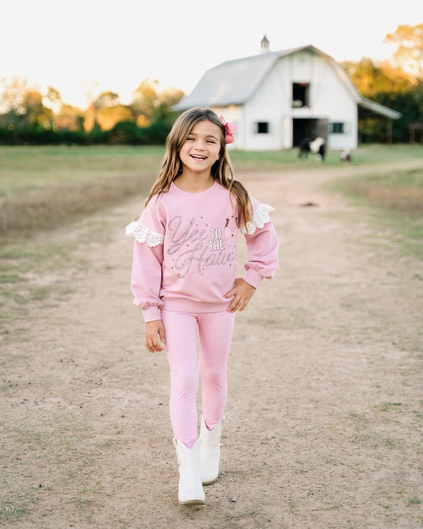 Almost rodeo season 🤠✨
Boots on, bows in her hair, and just a little farm magic in the air.
#candidchildhood #portrait #cheekyplumboutique #houstonphotographer #familyphotography #cypresstx #houstonfamilyphotographer #clickinmoms #goodvibefarm #tomballtx #htx