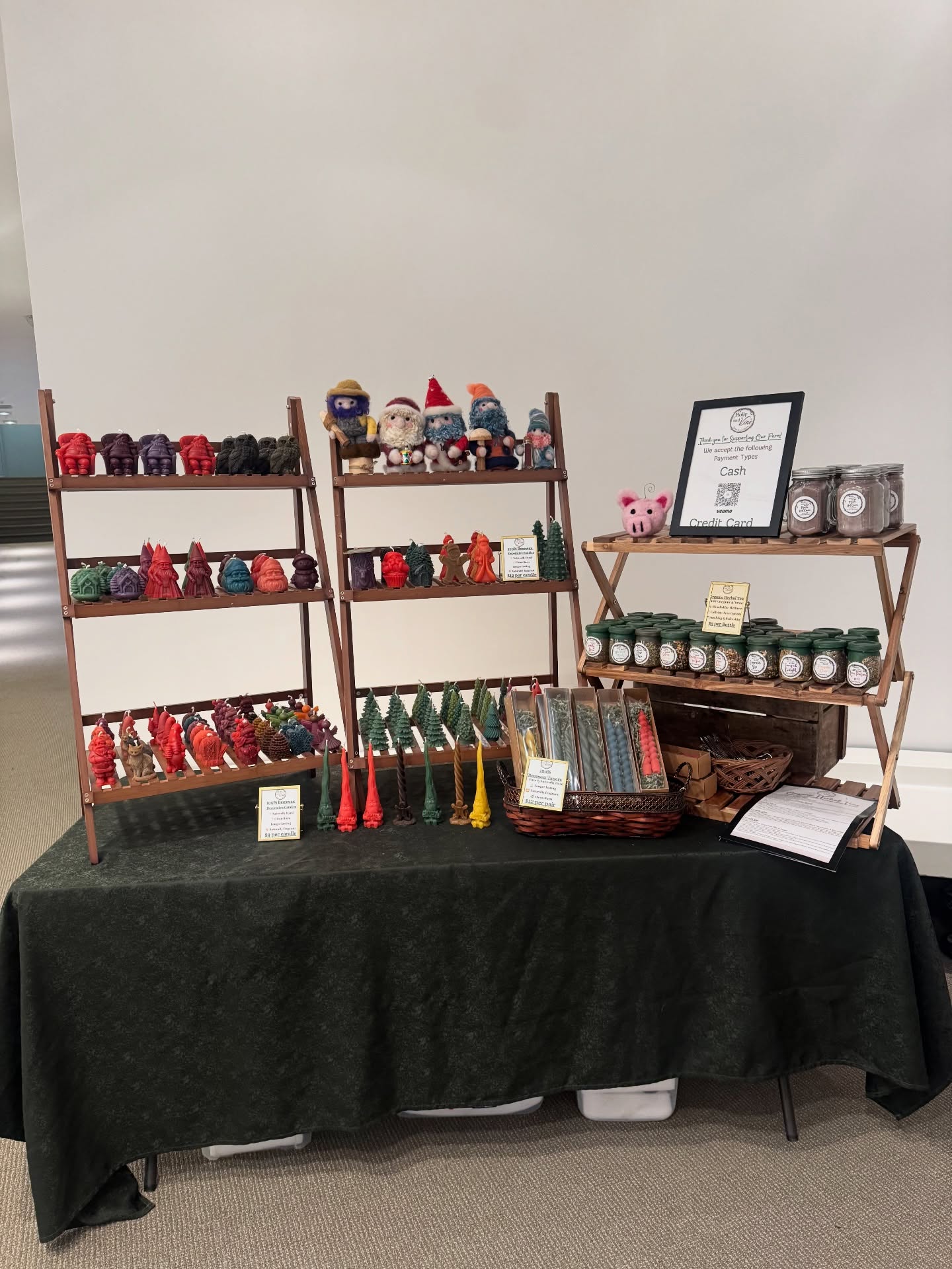 We are all set up @hydecollection for a night of candlelight tours and shopping! Come witness beautiful art and wonderful artisans we are here till 8
#hydecollection #candlelights #shoplocal