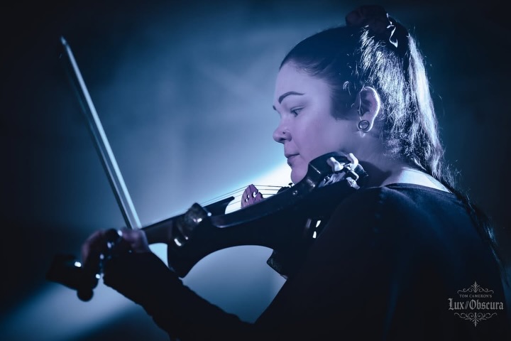 🎻⚡️🐉 Strings don’t behave.They ignite.
@samflinders of @bovidae.band on her Green Marble Custom Bridge Dragon Aquila Electric Violin. Where heavy metal, classical and jazz collide and something entirely new is born.
Captured live at @aoniafest
📸 Repost from @tom_camerons_lux_obscura
🎻💚🔥
.
.
.
#BridgeViolins #ElectricViolin #DragonAquila #SoundWithoutBorders #GenreDefying #MetalMeetsClassical #ViolinReimagined