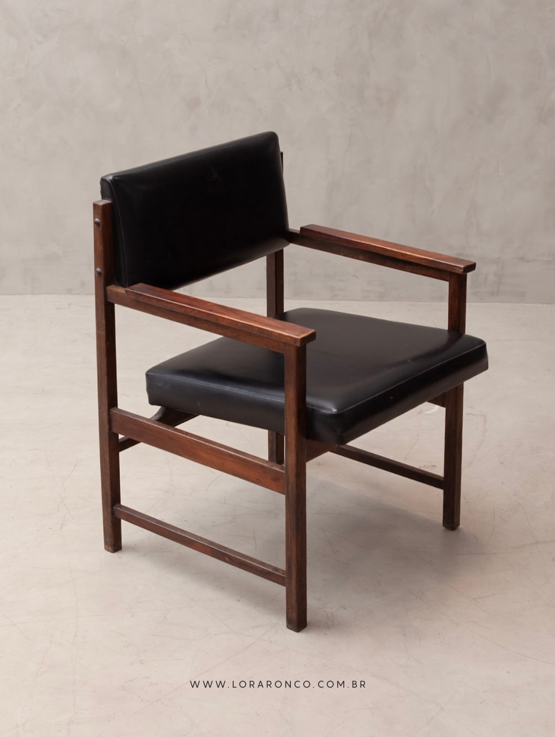 Poltrona de Jorge Jabour Mauad, anos 1960
Assinada por Jorge Jabour Mauad para a Móveis Cantu, esta poltrona dos anos 1960 expressa com clareza a linguagem do modernismo brasileiro aplicado ao mobiliário. A estrutura em jacarandá maciço, com linhas retas e reforços estruturais cruzados.
O assento e o encosto estofados mantêm o desenho original da peça e hoje estão revestidos em couro preto. A poltrona encontra-se fotografada antes do restauro, preservando sua autenticidade e a pátina do tempo. A nova tapeçaria pode ser escolhida pelo cliente, em tecido ou couro, permitindo que a peça dialogue com diferentes ambientes sem perder sua identidade.
Trata-se de um exemplar original de época, não uma reedição, que evidencia a qualidade construtiva e o rigor formal da produção brasileira dos anos 1960.
Disponível no acervo da Lora Ronco.
📍 www.loraronco.com.br
📞 Fale conosco: (11) 99122-7578
#loraroncogaleria #designbrasileiro #braziliandesign #mobiliáriomoderno #mobiliariomodernobrasileiro #vintageinteriors #moderndesign #vintagefurniture #mobiliárioassinado #galeriasp #galeriademóveis #galeriadesign