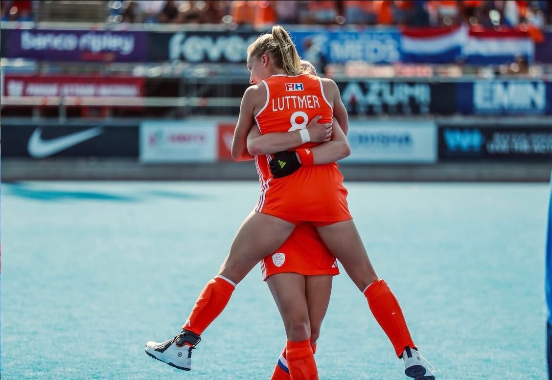 WERELDKAMPIOEN! ??
Sam Luttmer (Dames 1) is afgelopen zaterdag met jong oranje wereldkampioen geworden. Het WK vond plaats in Chili ??. Na een knappe 2-1 overwinning van Argentinie, werd Nederland wereldkampioen.
Gefeliciteerd Sam! Wij zijn super trots op jou ?