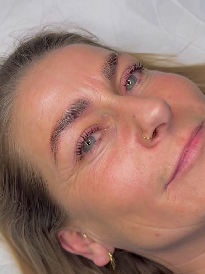 Swipe for at se, hvordan denne meget smukke og søde kvinde så ud, før Amy tryllede med et lashlift & browlift.
Drømmer du om at kunne trille ud af sengen i op til 6 uger uden at skulle gøre noget som helst ved vipper og bryn?
Så hop ind på www.lajolie.dk og book din tid.
Der er stadig en smuuule tider tilbage i år – men det er ved at være allersidste udkald