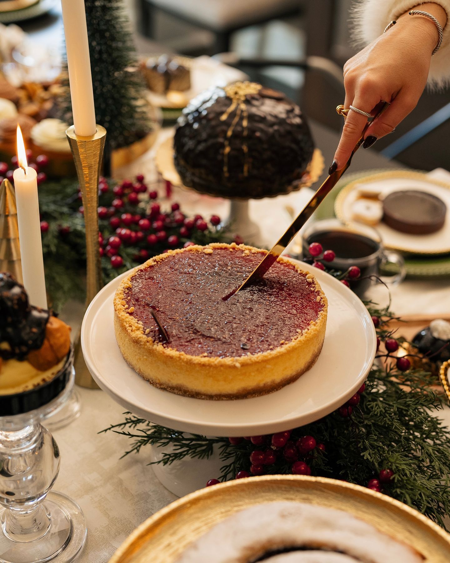 From slicing to serving, our Crème Brûlée Cheesecake is a holiday dessert many enjoy ♥️
•cheesecake, crème brûlée & raspberry preserve•
#TheFrenchWorkshop #CremeBruleeCheesecake #SliceOfHeaven #CozySeasonBites #FestiveFlavors #HolidaysAtHome #DessertInspo #TFW