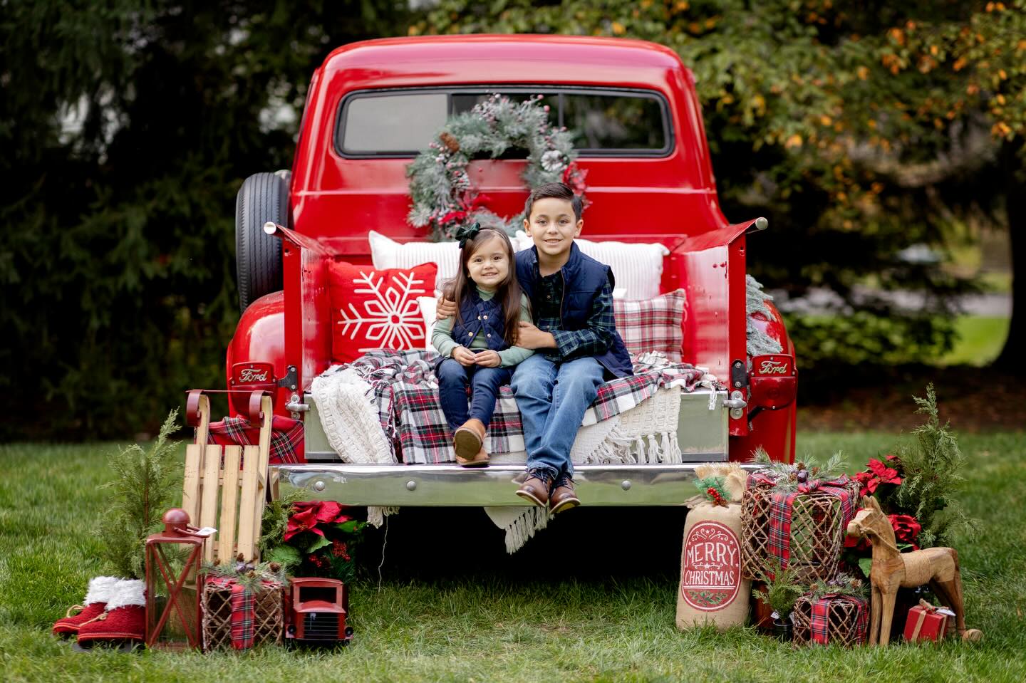 Pure holiday magic ?✨
There’s something so special about seeing siblings wrapped up in the joy of the season—cozy layers, big smiles, and a whole lot of Christmas spirit. This setup felt like stepping into a storybook, and these moments are the reason I love what I do.
A huge thank you to @vettervintage_rentals for this stunning vintage truck—truly the star of the show and such a beautiful piece for everyone to enjoy this season ❤️?
Booking into 2026
Limited spots available for January-March
www.tinyheartsphotography.com
#HolidayMiniSessions #ChristmasPhotos #VintageChristmas #NJPhotographer #SiblingLove