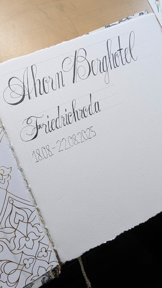 Urlaubsfotos ausgedruckt.
Skizzenbuch bereit.
Erinnerungen, Fundstücke und Notizen auf dem Tisch.
Ich sammle Urlaube nicht nur in Bildern,
sondern baue sie Schicht für Schicht in ein selbstgebundenes Skizzenbuch ein.
Das hier ist der Anfang eines neuen Projekts.
Wenn ihr sehen wollt, wie daraus ein ganzes Buch entsteht, bleibt hier und verpasst nichts.
#skizzenbuch
#reiseskizzenbuch
#artjournal
#creativeprocess
#visualdiary
#sketchbookproject
#mixedmediasketchbook
#memorykeeping
#slowart
#myownartology