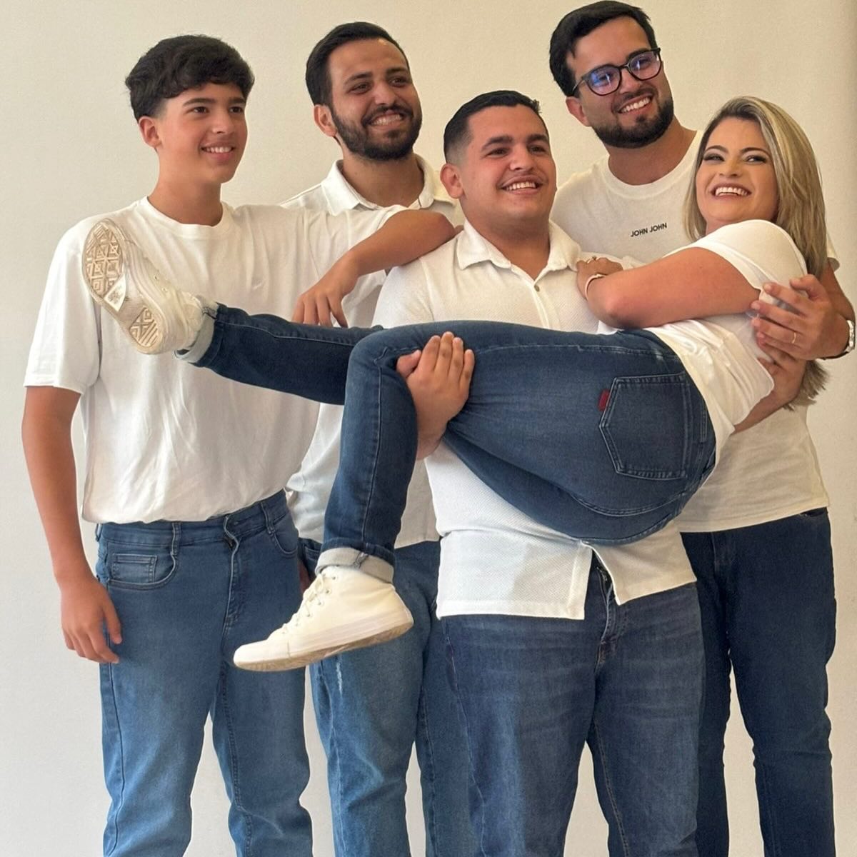 Hoje, na missa, algo se acomodou dentro de mim.
Não como uma conclusão lógica, mas como um sim do coração.
A paternidade adotiva de São José sempre me tocou, mas hoje ela ganhou outro lugar.
José não gerou Jesus e isso nunca o fez menos pai.
Ele escolheu amar, proteger, sustentar, educar e permanecer.
Não por obrigação. Por consciência e propósito.
Por muitos anos, eu não me encaixei nos rótulos.
Nem no de “mãe ideal”,
nem no de “madrasta legal”.
Carreguei dúvidas silenciosas, medos, comparações que não ajudam em nada.
Hoje, algo mudou.
Meu coração adotou definitivamente o meu papel de mãe adotiva de Pedro e Jhuann.
E preciso dizer isso com maturidade: isso não é mérito.
e também não é demérito.
É significado.
É escolha.
É amor que nasce da convivência, do cuidado diário, do respeito, da presença.
Ser mãe adotiva não diminui ninguém.
Não concorre com ninguém.
Não substitui histórias.
Ela apenas soma quando é verdadeira.
E, claro, meu amor por João e Bruno segue sendo o eixo da minha vida.
Eles são minhas razões, minhas raízes, minha história escrita na carne e na alma.
Nada muda. Nada se divide.
O amor, quando é maduro, se expande.
Hoje eu entendi:
família não é só origem.
É permanência.
É responsabilidade afetiva.
É presença consciente.
Que São José nos ensine isso: amar não é sobre o lugar que ocupamos no papel, mas sobre o espaço que escolhemos ocupar no coração.
Bora!!!