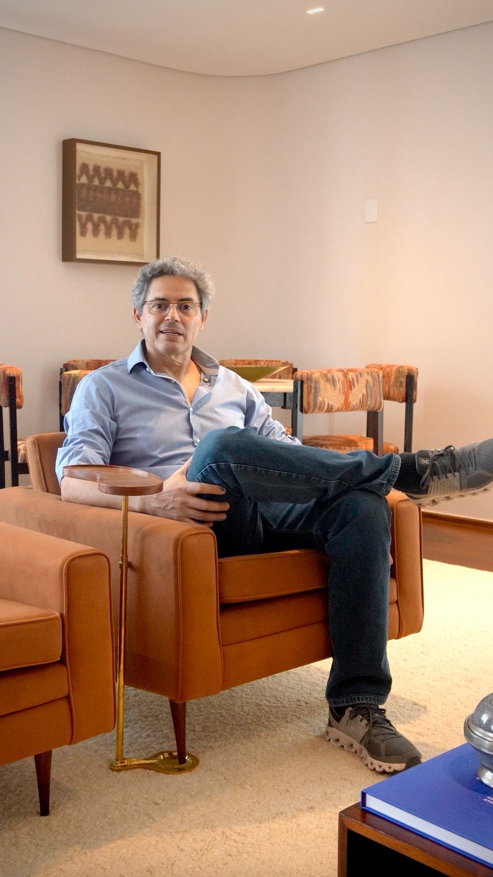 No apartamento recém-reformado de um casal de clientes nos Jardins, em São Paulo, a Lora Ronco participou da ambientação escolhendo peças modernistas que dialogam com a arquitetura contemporânea do espaço. O projeto mostra, na prática, como o design brasileiro dos anos 1950 e 1960 continua vivo, funcional e potente nos lares de hoje.
O buffet da Novo Rumo, o conjunto de mesa e poltronas Cimba de Sérgio Rodrigues e os objetos de época, combinados a peças atuais como os centros de mesa da Regina Medeiros, revelam a força dessa mistura. Materiais nobres, desenho preciso e um senso de permanência que atravessa décadas compõem um ambiente equilibrado e cheio de personalidade.
Este projeto reflete o que acreditamos. O mobiliário modernista não pertence ao passado. Ele se renova quando encontra novos contextos. Quando bem escolhido, ilumina o espaço, traz história e acrescenta camadas de significado que o mobiliário contemporâneo, sozinho, nem sempre alcança.
A ambientação faz parte do trabalho que oferecemos aos nossos clientes, integrando peças vintage ao viver atual e criando casas que combinam autenticidade, conforto e personalidade.
Design moderno. Vida contemporânea.
Entre em contato e conheça nosso serviço de ambientação.
📍 Saiba mais: www.loraronco.com.br
📞 Fale conosco: (11) 99122-7578
#loraroncogaleria #designbrasileiro #braziliandesign #mobiliáriomoderno #mobiliariomodernobrasileiro