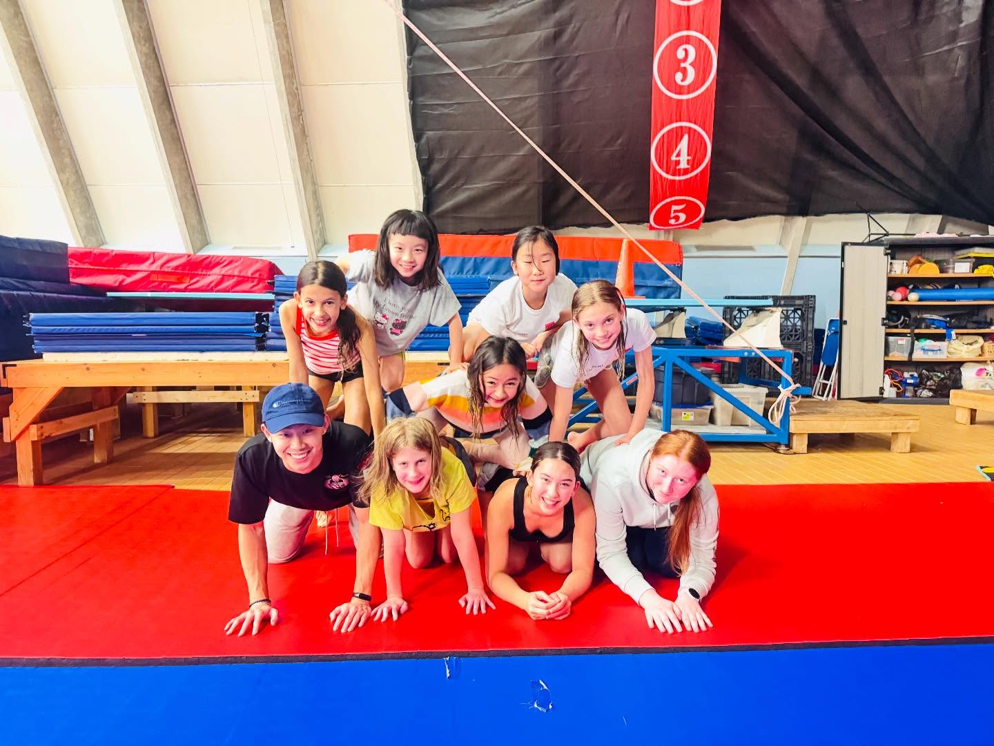 One last practice before Christmas 🎄
Strong dives, big smiles, and a very solid human pyramid 💪😆
This team makes every season special.
#iDiveVancouver #iDiveFamily #TeamiDive #DivingLife #YoungDivers