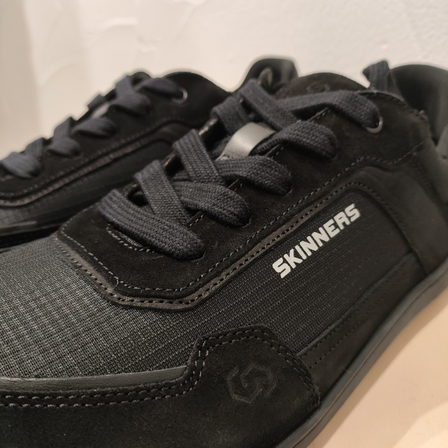 SKINNERS Allrounder -Black
お客様からお取り寄せのオーダーをいただきました。
アッパーはスウェード・ヌバック・リップストックのコンビです。
弊店では3枚目にある、Tituniumというグレーをご用意しておりますが、Blackも良い雰囲気です!
ベアフットシューズは、靴任せではなく自分の足で歩くように促してくれて、結果的に足を再構築してくれます(最初は少しスパルタかも??)
とにかく履いていただかないと良さを実感いただけにくいので、ぜひお店にお越しください🤗
#skinners
#ベアフットシューズ
#フナナカ洋装店
#フナナカ子ども靴店
#滋賀県米原市