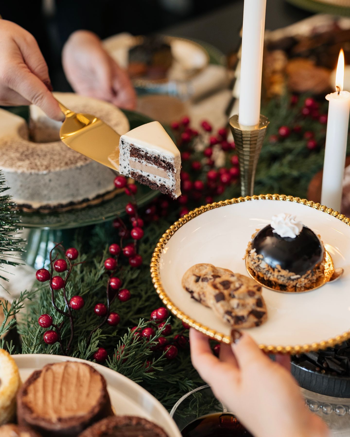 Hosting a holiday party this weekend? Slice & Serve our Cookies & Cream. This cake is made for celebrating together 🎄🤍
#TheFrenchWorkshop #CookiesAndCream #HolidayCake #LuxuryDesserts #DessertTable #FestiveMoments #TFWHoliday