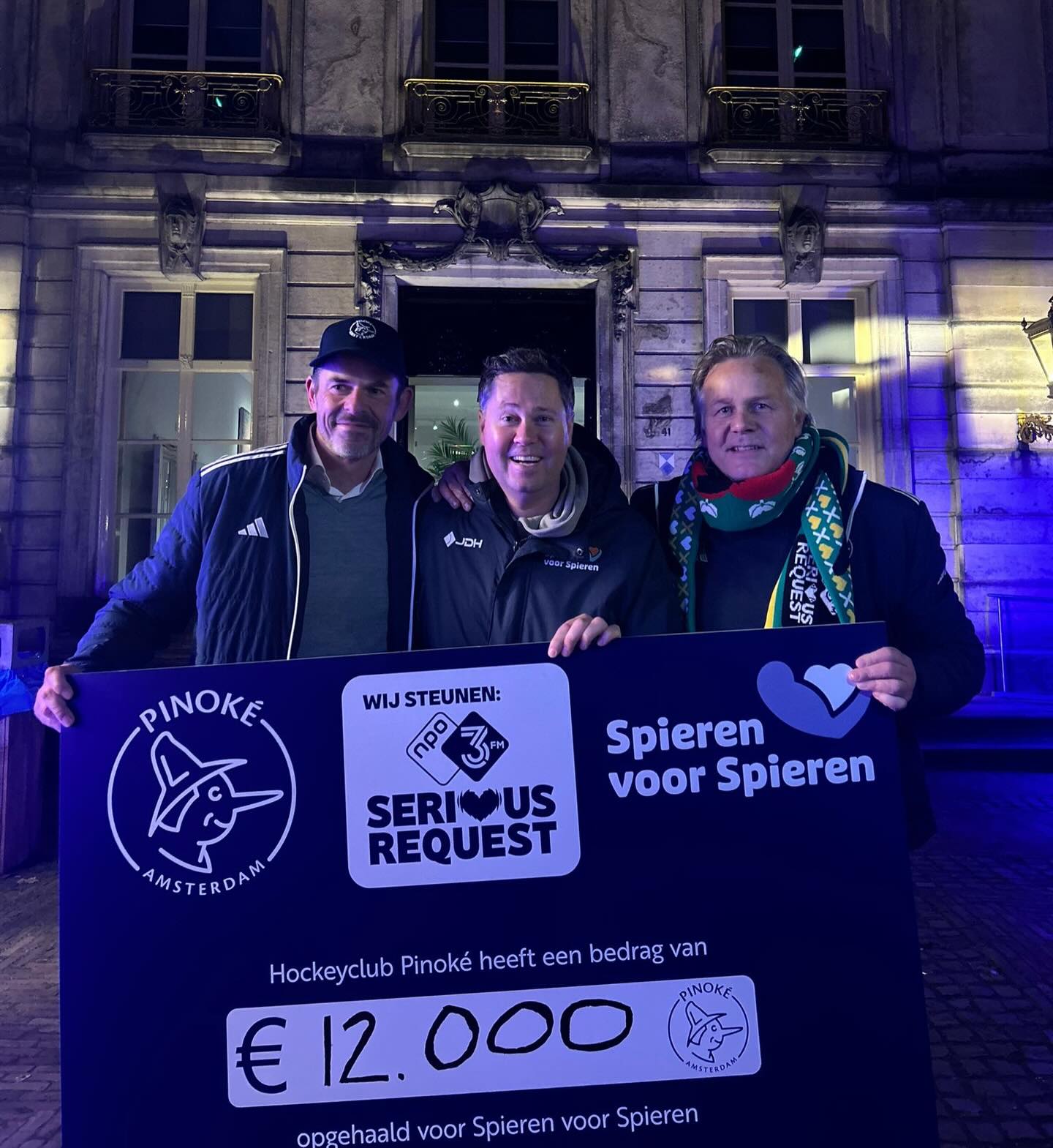 Afgelopen vrijdag is er door een grote groep Pinoké-ers, namens Pinoké een cheque van € 12.000 overhandigd aan Spieren voor Spieren in het Glazen Huis van NPO 3FM Serious Request.
Het bedrag is opgehaald met de actie ‘Pinoké scoort voor Spieren voor Spieren’. Onze jeugdleden lieten zich sponsoren voor ieder doelpunt dat zij op zaterdag 22 november of 29 november scoorden.
Een grote dank aan al onze jeugdleden én hun ouders voor hun inzet, enthousiasme en steun.