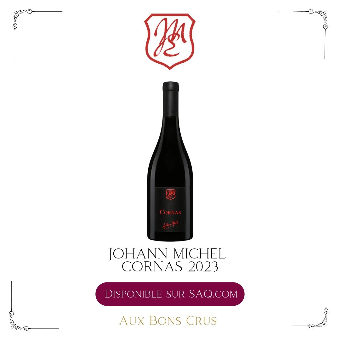 Domaine Johann Michel Cornas 2023 disponible sur SAQ.com
Cépages 🍇 Syrah 100 %
Arômes🍷 Dès le premier contact, le nez séduit avec des arômes envoûtants de fruits noirs mûrs, tels que la mûre et le cassis, délicatement relevés par des notes épicées de poivre noir et de réglisse, le tout sublimé par une subtile touche florale de violette.
En bouche, les tanins, soyeux et parfaitement intégrés, s’harmonisent avec une fraîcheur remarquable qui équilibre la richesse du fruit. La finale, longue et persistante, laisse apparaître une minéralité raffinée, signature du terroir granitique, apportant profondeur et complexité à l’ensemble.
Accords🍴 Idéal avec un magret de canard ou un filet de chevreuil rôti et une réduction de vin rouge.