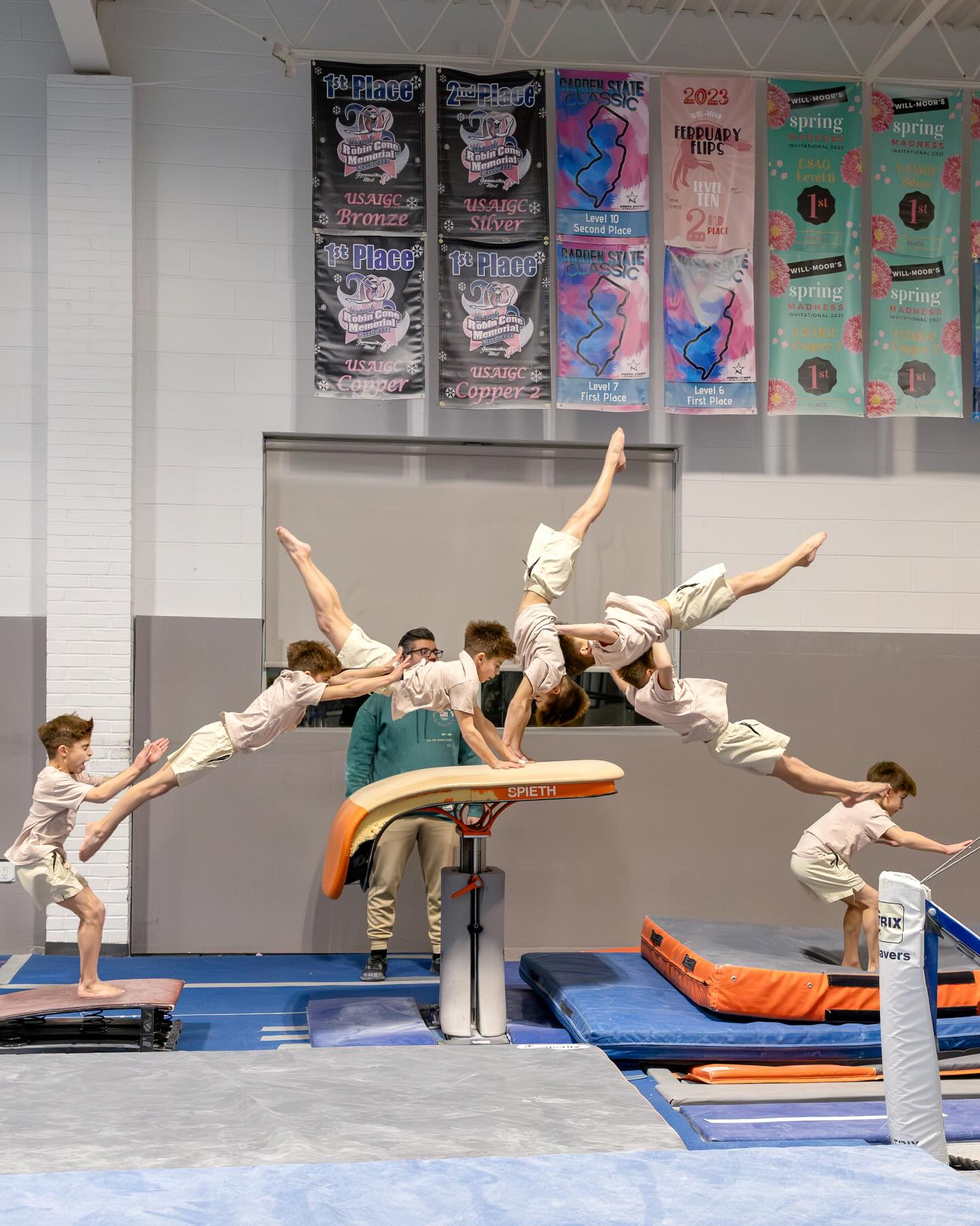 Level 5 Luciano showing off his front handspring on vault?♂️
-
-
-
#aeonfitgym #bergencountynj #hillsdalenj #gymnastics #tumbling