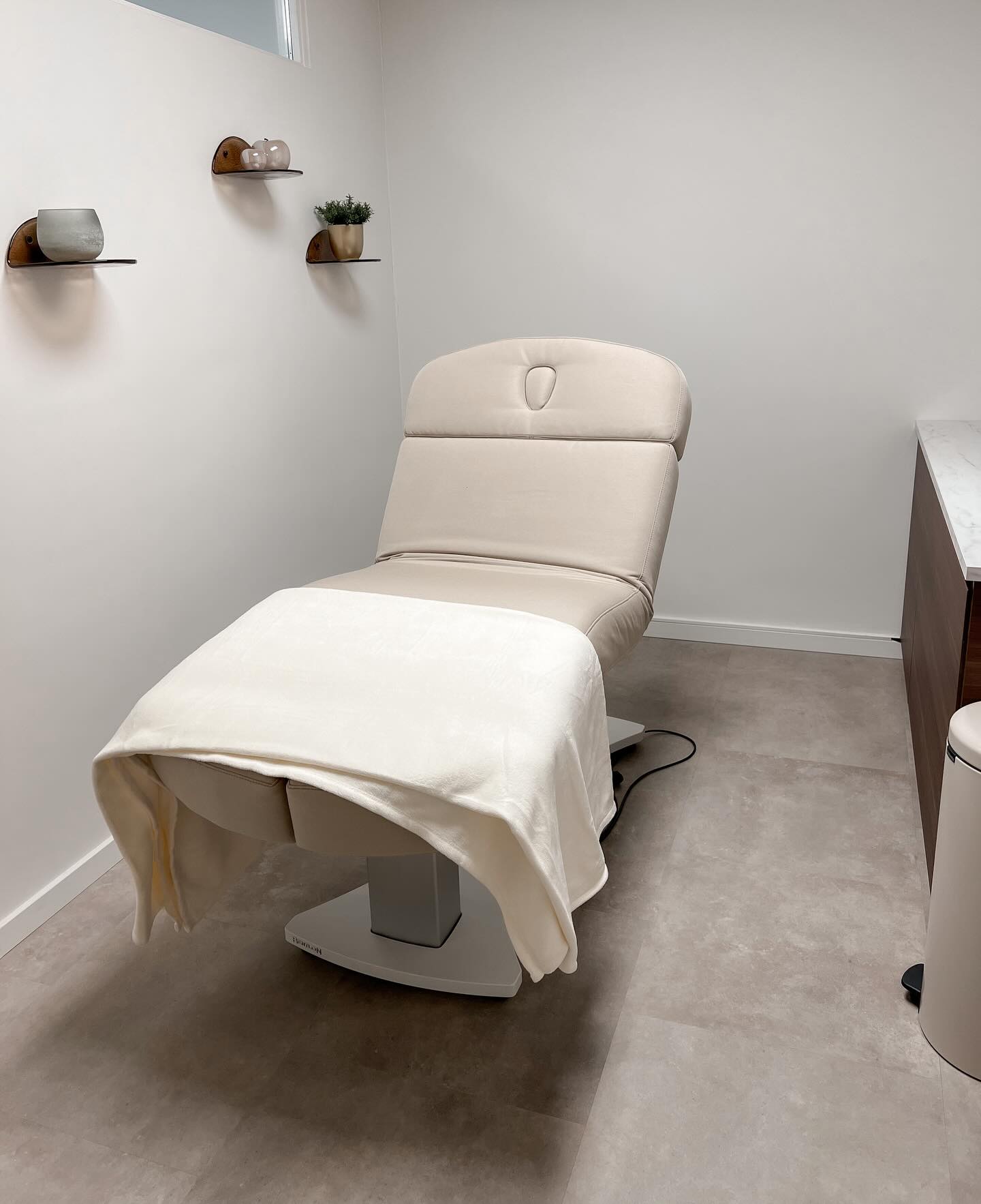 This is where every treatment begins.
With a skin analysis, a clear plan and the right technique ✨
From SkinPen microneedling to our Champagne Facial, each treatment is selected and performed based on your skin’s needs.
Focused on skin quality, natural results and long-term improvement. Book your appointment on our website ❤️
#cosmopolitanclinicamsterdam #skinpen #champagnefacial #amsterdamcity #botoxclinic
