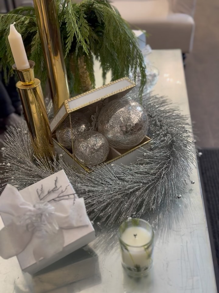 Last-minute holiday gifting made effortless ✨ If you’re still looking for something thoughtful (and guaranteed to be loved), our gift cards are always a perfect choice, paired with the most luxurious haircare, styling essentials, and chic accessories to treat your people to a little everyday indulgence.
Beautiful, practical, and wrapped with care… because the best gifts are the ones they’ll truly enjoy 💛🎄🛍️