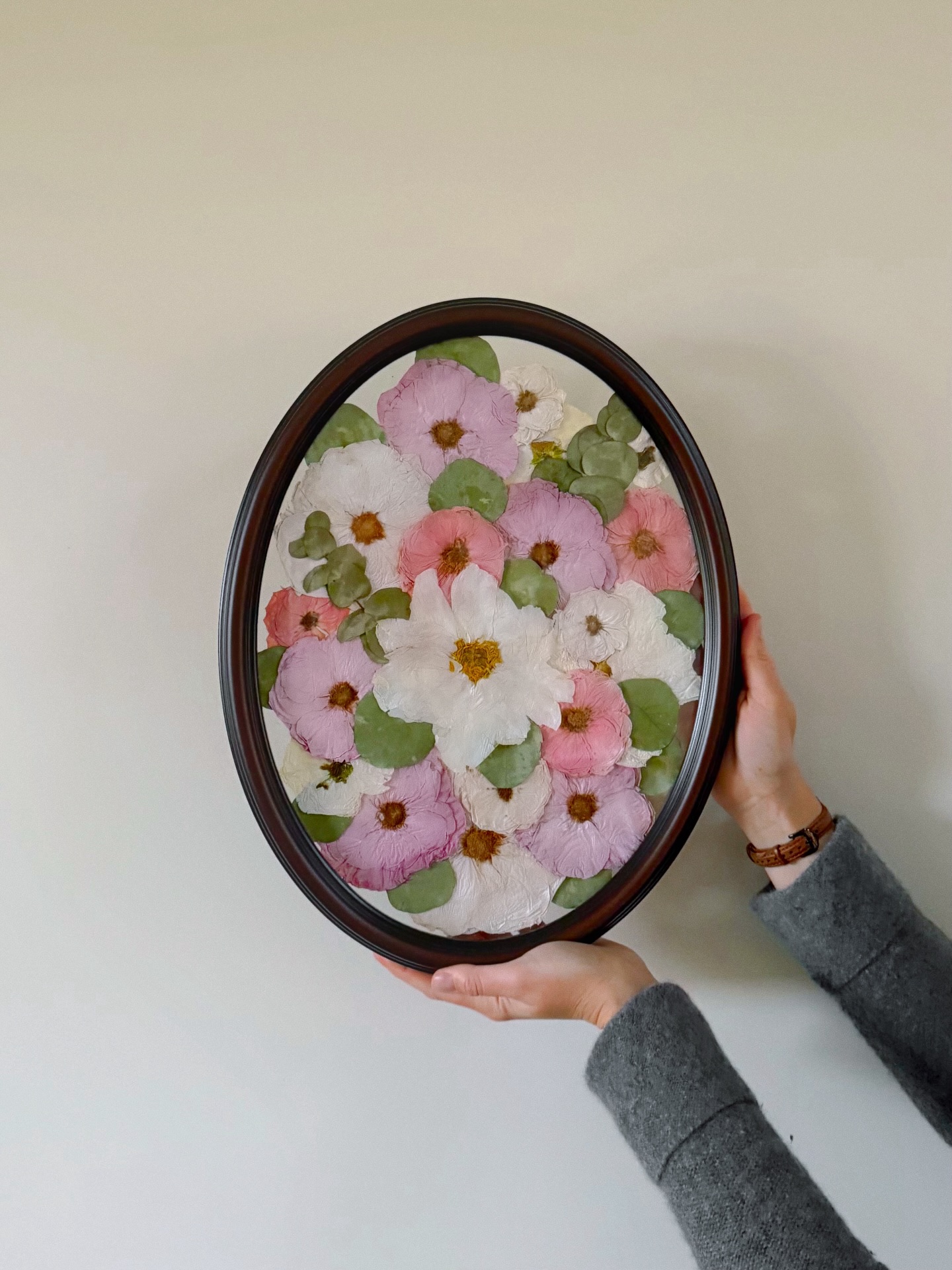 Christmas Eve magic🎄Feeling so grateful this holiday season for every flower, frame & story we are trusted with. Especially custom pieces like this timeless oval pressed floral frame. Wishing you all the happiest holidays filled with love & joy.
✨ Now booking 2026 brides ✨
Reserve your date in the new year to preserve your wedding flowers as an heirloom keepsake.
#weddingbouquetpreservation #pressedflowers #preservedflowers
pressed wedding flowers, wedding bouquet preservation, pressed wedding bouquet, flower preservation, bouquet pressing, pressed floral art, bridal bouquet keepsake, wedding flower keepsake, real flower artwork, custom flower preservation, hand pressed flowers, heirloom bouquet art, wedding day flowers, bridal keepsake, timeless florals, dried wedding flowers, flower pressing artist, custom floral frame, preserved wedding florals, handmade wedding keepsake