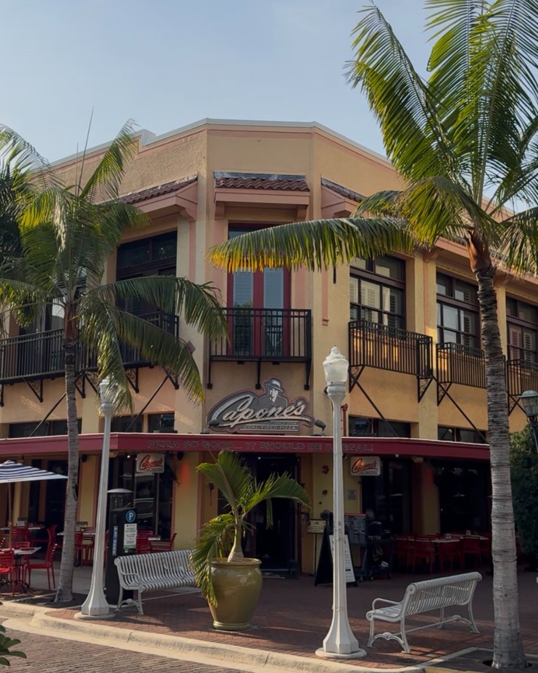 Happy Holidays & Merry Christmas from the Capone's crew!š