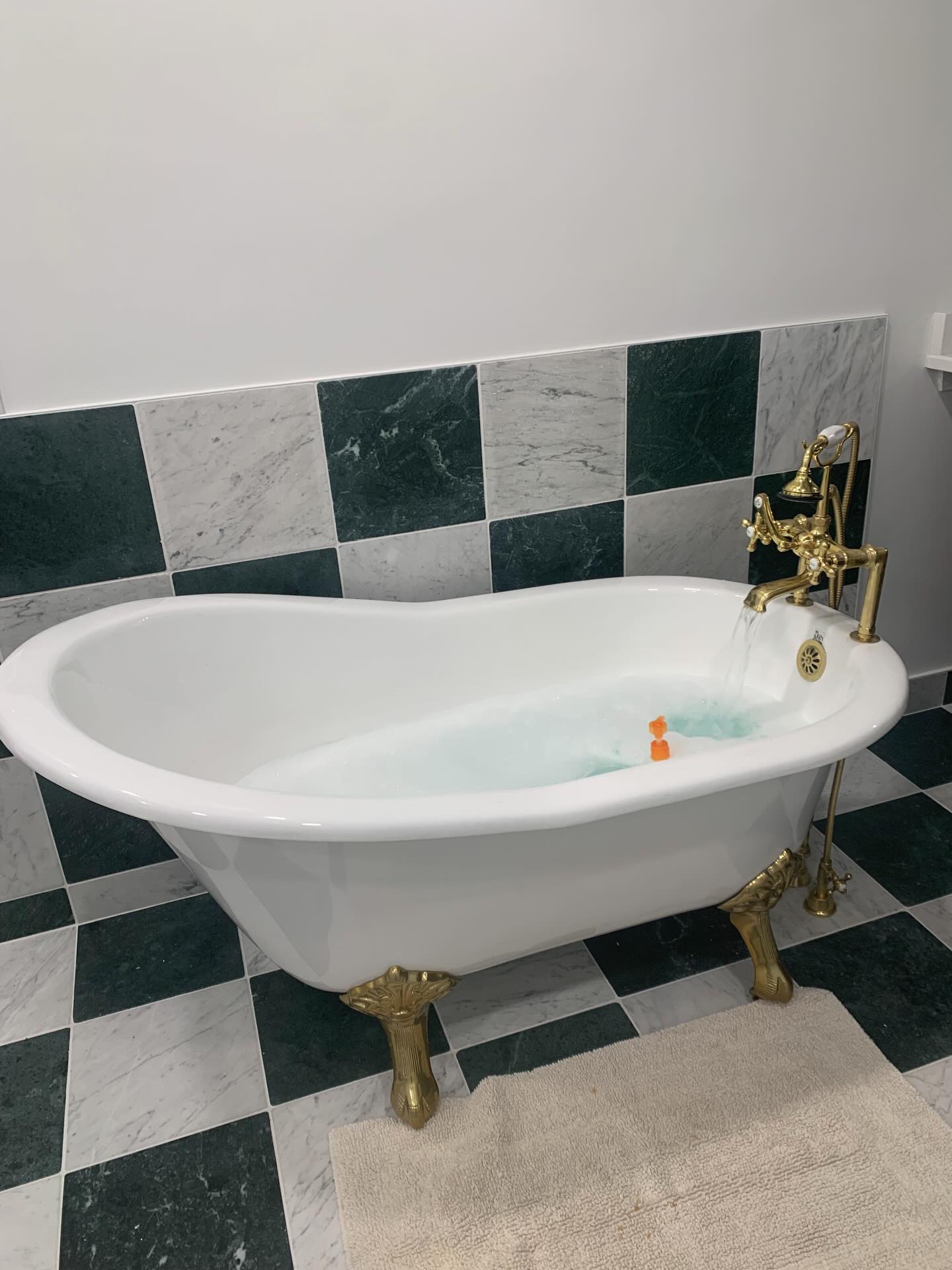 Happy customer emailed us the finished project of her bathtub! Another perfect color match by Dottie 🛁 Email us today for yours! Jtscoatings@gmail.com