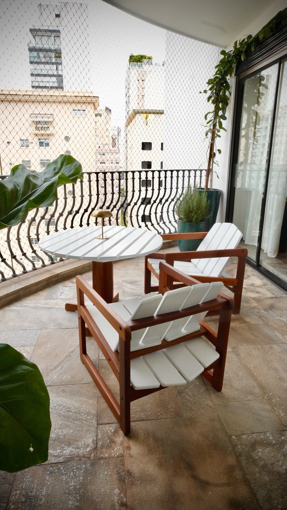 Na varanda deste apartamento, o conjunto Cimba de Sérgio Rodrigues ocupa o espaço com uma leveza que parece natural ao ambiente. Criado em 1977, o desenho combina estrutura em madeira maciça, superfícies ripadas e proporções pensadas para o descanso informal que faz parte do morar tropical.
As duas poltronas e a mesa formam um conjunto que favorece a conversa, o relaxamento e a permanência. A estrutura aberta permite a circulação do ar, enquanto a madeira de lei traz solidez e calor ao espaço. Embora não tenha sido criado especificamente para áreas externas, o conjunto se adapta com elegância a varandas cobertas, jardins, terraços e áreas externas em geral, incluindo áreas de piscinas.
As peças passaram por um processo cuidadoso de restauração, que preserva o desenho original e realça a beleza da madeira.
O conjunto Cimba é catalogado no livro de Sérgio Rodrigues, Icatu, e integra o acervo da Lora Ronco. Um exemplo claro de como o design brasileiro mantém presença, conforto e autenticidade quando encontra espaços onde a vida acontece com naturalidade.
📍 Acesse nosso acervo: www.loraronco.com.br
📞 Fale conosco: (11) 99122-7578⠀
#loraroncogaleria #designbrasileiro #braziliandesign #mobiliáriomoderno #mobiliariomodernobrasileiro