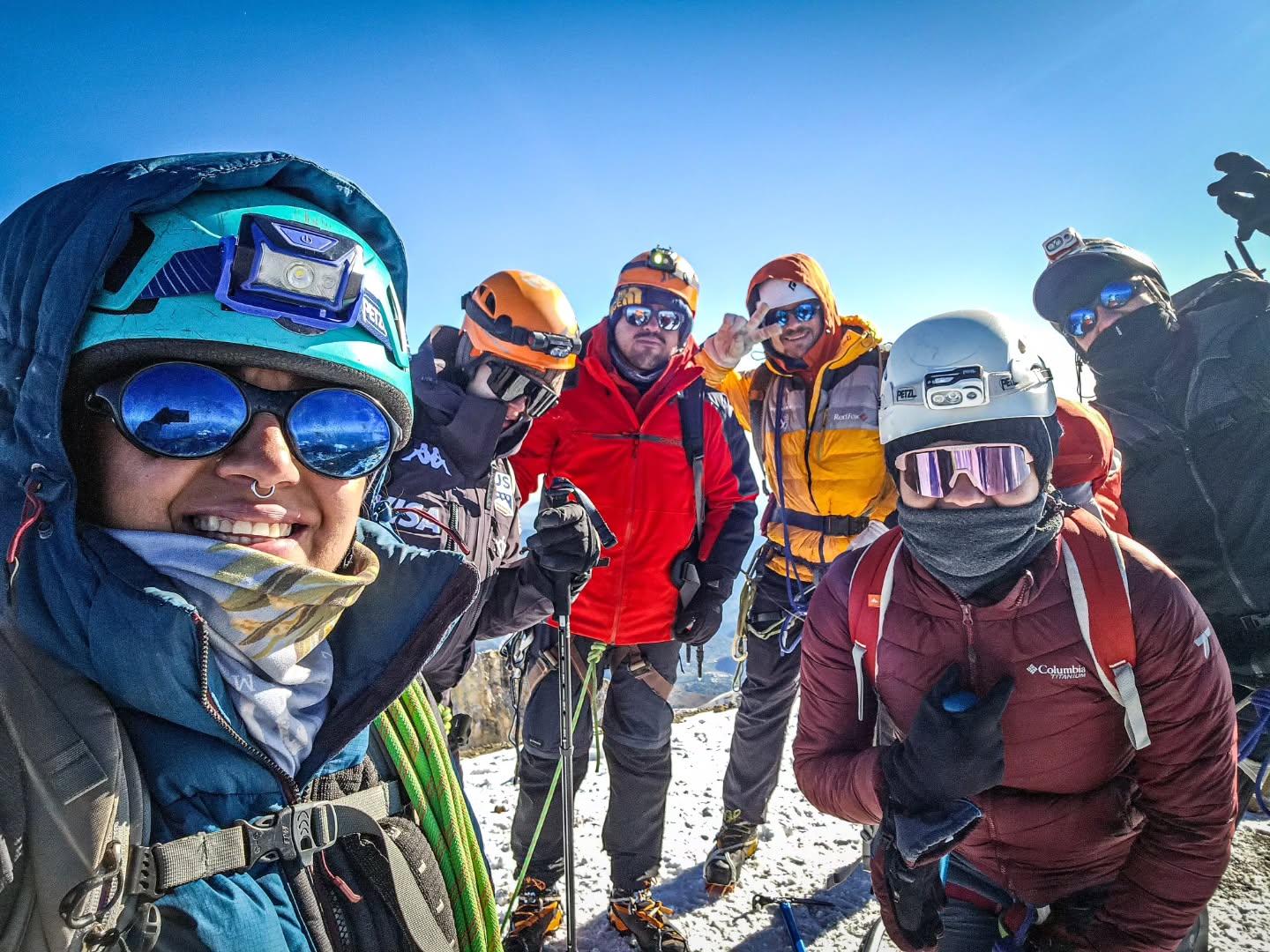 Finalizando el año en el techo de México 🥳
La semana pasada finalizamos con dos ascensos a Pico de Orizaba. Les compartimos el carrete de fotografías del ascenso de domingo a lunes con el equipo de Guadalajara. Recomendación por parte de @marcos_acecha, gracias amigo 💖
El volcán sumamente nevado y a pesar de los pronósticos de mal clima, tuvimos un día despejado hasta concluir el ascenso. Hermosas vistas todo el tiempo 😍
Mucho frio, pero super disfrutable 🥰❤️
Que venga un año nuevo lleno de grandes aventuras para todos. Gracias por los que fueron parte de Obsidiana Travel este año 🙏🎇🎄
#picodeorizaba🗻 #Citlaltépetl #mexico #obsidianatravel #aventuraenméxico