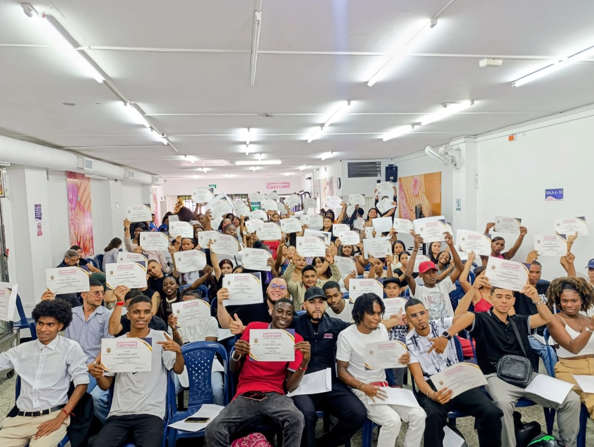 99 jóvenes participantes de la estrategia #EnLaBuena a través de @seguridadcali dieron un paso importante en su camino de formación y proyecto de vida 👏
Este logro es resultado del trabajo articulado entre la @alcaldiadecali ,Compromiso Valle, @fundacionsidoc y la @academia_carrusel , sumando capacidades para abrir oportunidades reales en Cali.
#TodosSomosCompromisoValle