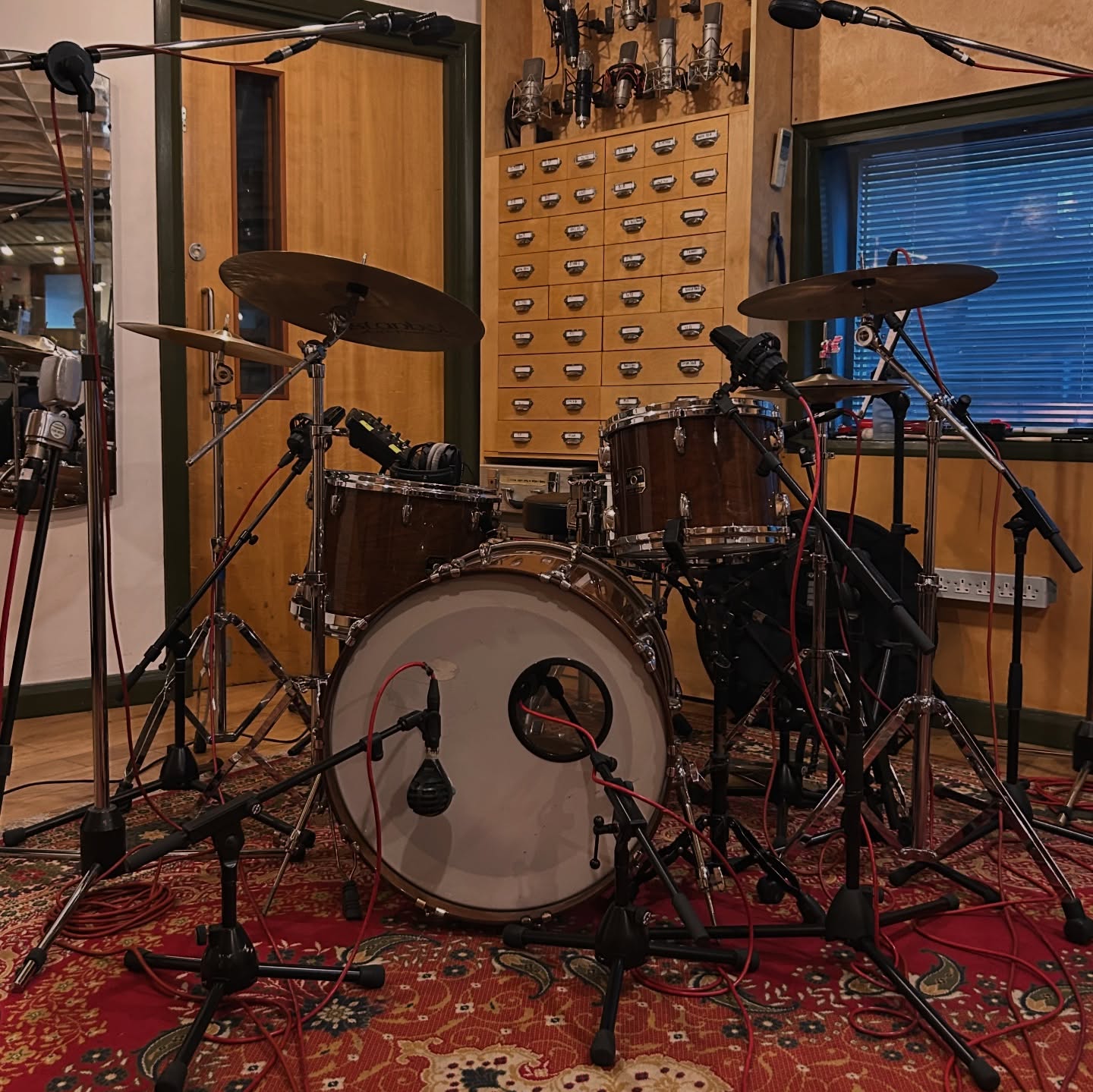 Fun times in @premises_recordings a couple weeks back 🎂🥁
#drumsdrumsdrums #vf15 #drummer #drummergram #remodrumheads @vicfirth @remopercussion @gretschdrums @istanbulagop #sessiondrummer #londonmusician #londonmusic #drummerinlondon #drum #drums #drumkit #drumset #instadrums #soundsfrommyattic #drumminglife #remoterecording #remotedrumtracks #remotedrumrecording