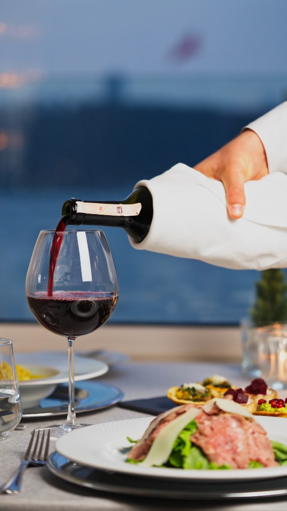 Günün tüm yorgunluğunu Boğaz’ın akışına bırakın. ?✨
Leave the day's weariness to the gentle rhythm of the Bosphorus. ?✨
Rezervasyon için:
? +90 216 422 00 03
?+90 546 525 47 11
✉️ info@bosphoruspalace.com
? Yalıboyu Caddesi No: 64, Beylerbeyi, İstanbul
#BosphorusPalaceHotel #BoatHouseRestaurant #bosphorus #bosphorusview #istanbul #istanbulrestaurant