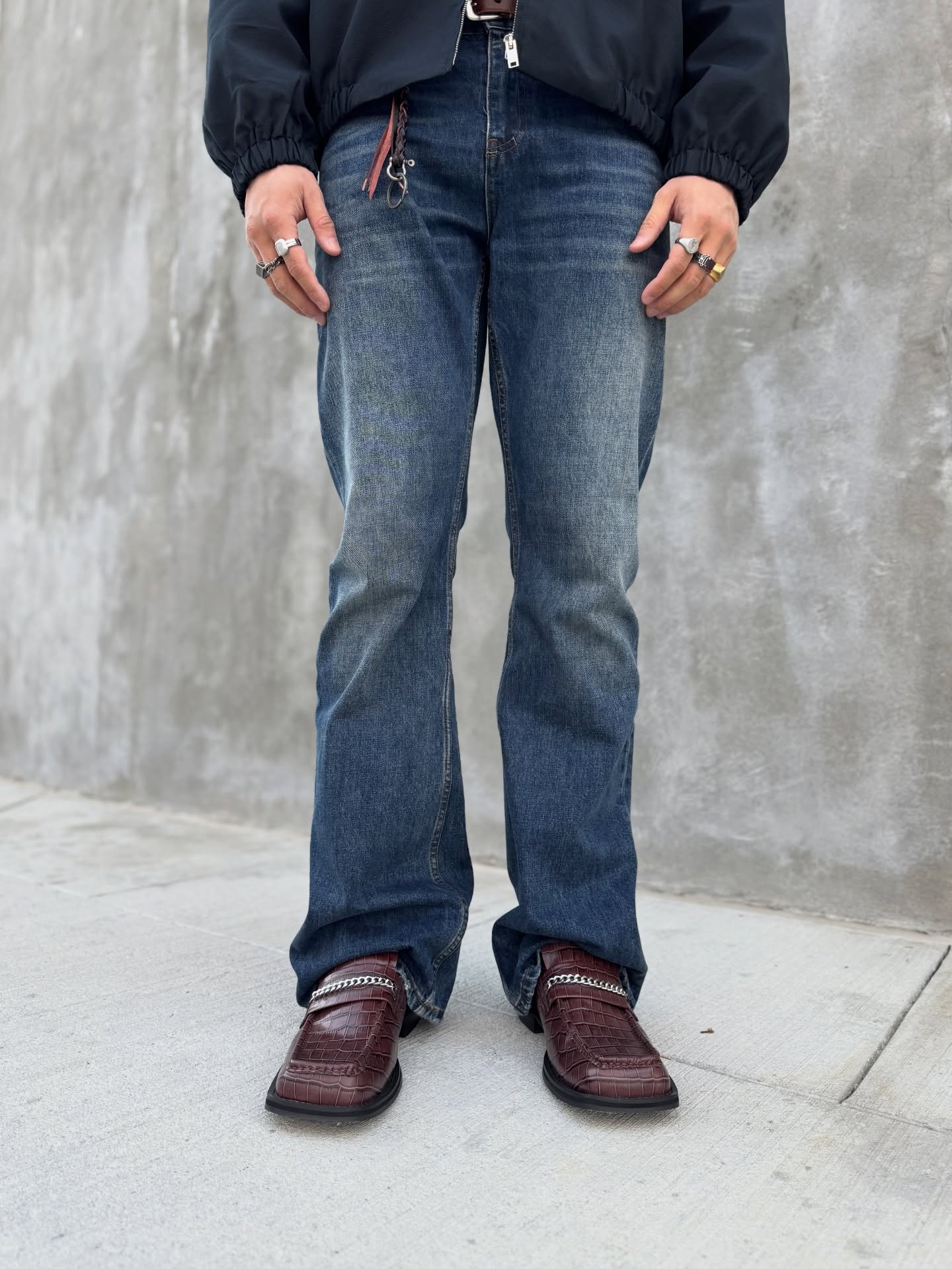 Like this look? Shop at www.highstreetporter.com
Search these keywords in the homepage
Sunglasses: JMM Earl
Jacket: Leather Trim
Belt: Our Legacy 2cm
Jeans: Lost Tapes
Shoes: Crocodile Effect
#bottegaveneta #newbottega #bottegamen #jacquesmariemage