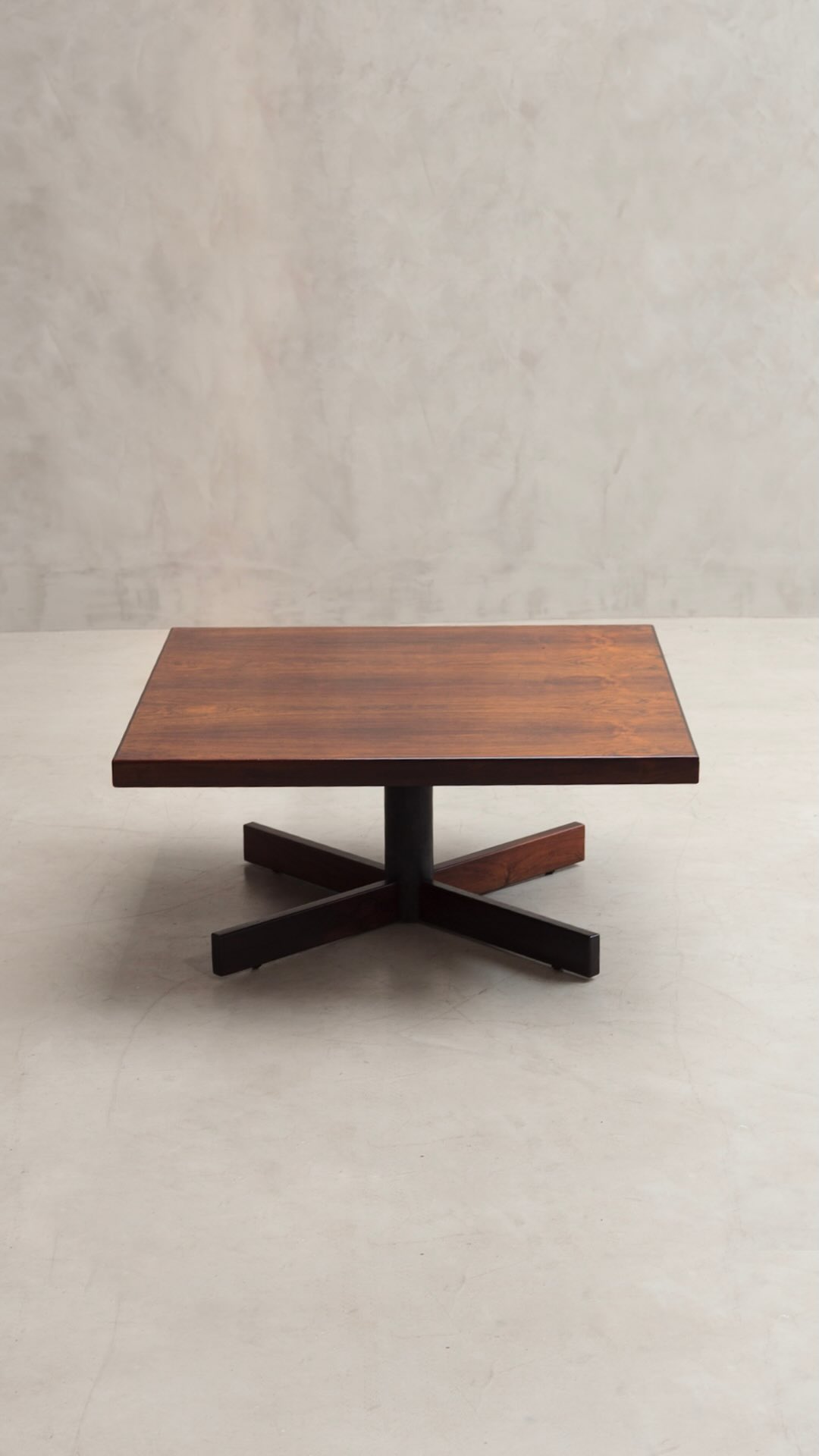 A mesa Chanceler, criada por Jorge Zalszupin na década de 1960 para a L’Atelier, é um exemplo claro do pensamento construtivo do designer. O tampo quadrado em jacarandá, com encabeçamento maciço e superfície folheada, revela a precisão de marcenaria que caracteriza sua produção da época.
A sustentação fica por conta de uma coluna metálica central e uma base em X também em metal, solução recorrente nas mesas auxiliares e executivas de Zalszupin. O resultado é uma peça estável, bem resolvida e com proporções calculadas para uso cotidiano.
Este exemplar é original de época, raro no mercado e preservado em excelente estado. Uma mesa que traduz a fase mais madura do designer, quando a combinação entre madeira nobre, estrutura metálica e desenho funcional definia a identidade da L’Atelier no modernismo brasileiro.
Conheça esta e outras peças do acervo em nossa galeria.
📍 www.loraronco.com.br
📞 Fale conosco: (11) 99122-7578
#loraroncogaleria #designbrasileiro #braziliandesign #mobiliáriomoderno #mobiliariomodernobrasileiro