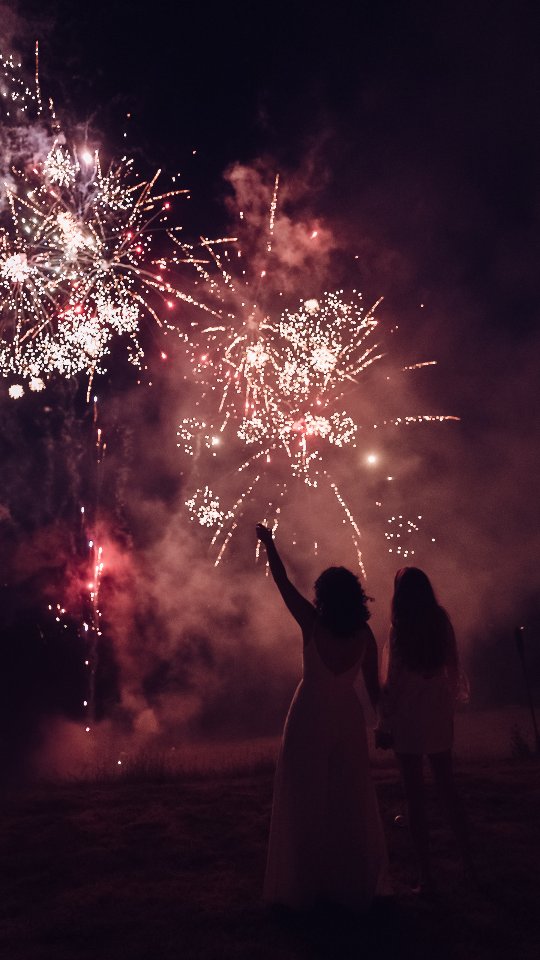 ✨ Ending the year with fireworks and all the heart eyes 😍 Thanks to all the amazing couples we got to celebrate with last year - can’t wait to capture more love this year! ✨
