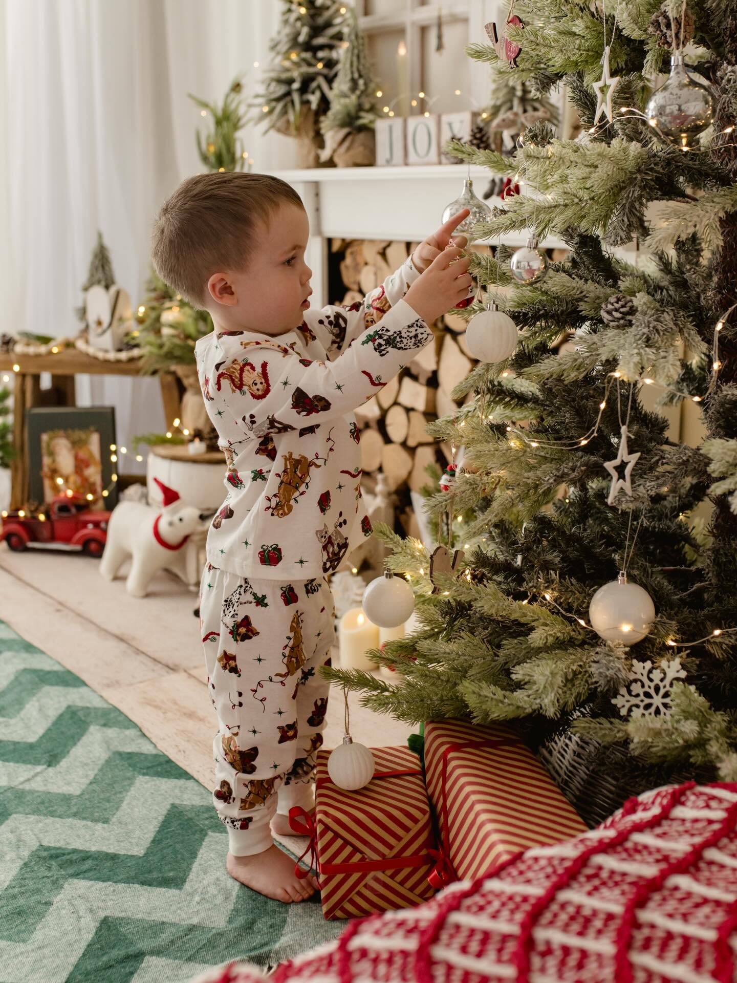 Sharing these beautiful Christmas galleries while I can still get away with it! #twelvedaysofchristmas
#christmasminisessions #wiltshirechristmasphotoshoot #salisburychristmas #rachelburnsidephotography
