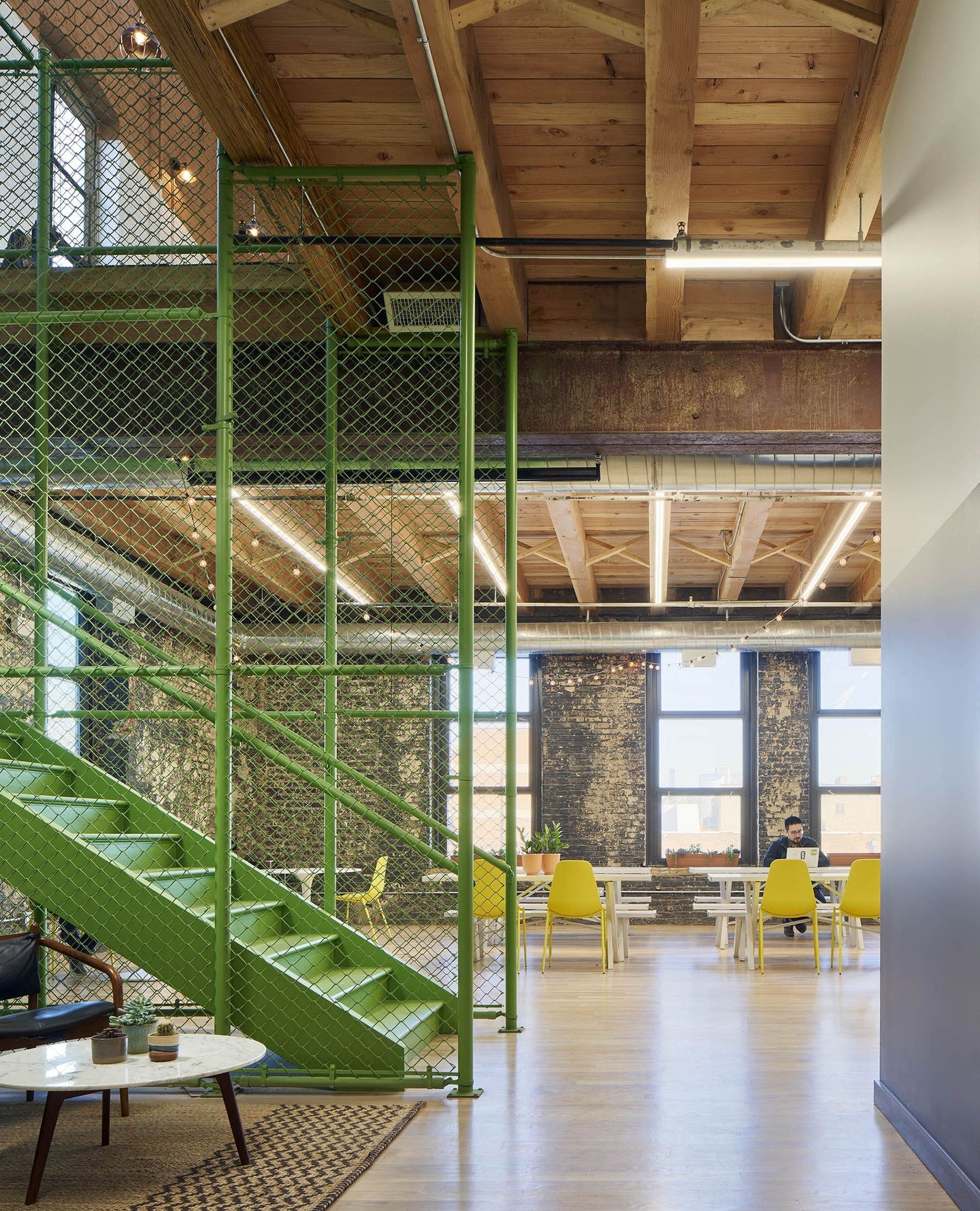 Another great project from Kuchar's 10 year history is the work we did for Farmer's Fridge. This #startup #office in Chicago's West Town neighborhood was a stone's throw from our own office! We found #creative ways to stay on budget but give them a space to be proud of. One of our favorite moments is this connecting #stair- made of chainlink fence and painted the brand's green color.
#officedesign #designedbykuchar #kucharinteriors
📸 Christopher Barrett Photography