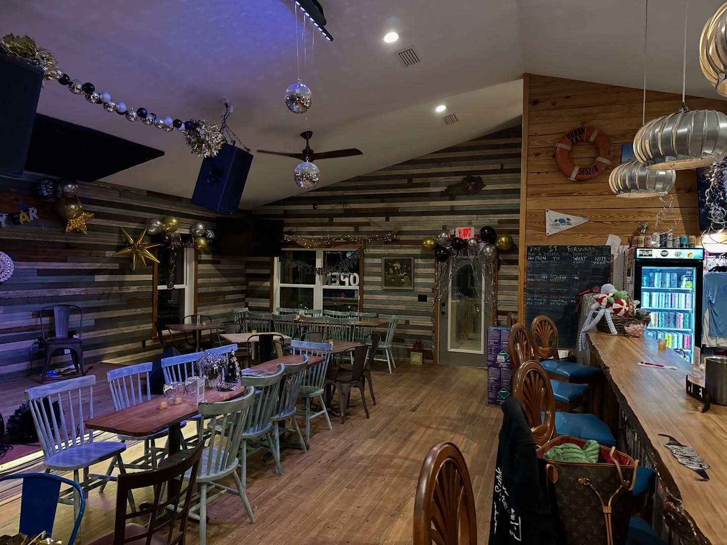 🥂 We Decorated Like We’re Throwing a Party…
Because we are.
New Year’s Eve at Scallop RePUBlic.
Smolderin Embers start at 8 pm!