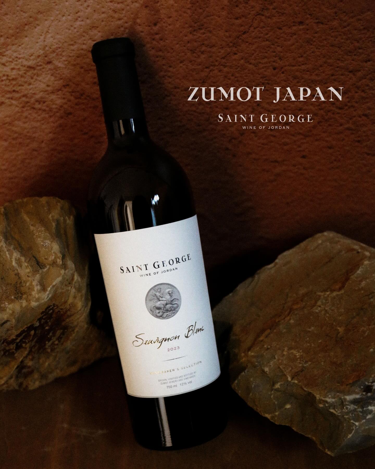 遅くなりましたが明けましておめでとうございます。
本年もどうぞよろしくお願いします🥂✨✨
昨年末にやっと着任した白ワインたち!
ご購入いただいた皆さまありがとうございます。
私たちもお届けできて嬉しい限りです☺️
現地にはまだまだバラエティーある品種が眠っていますので、徐々に展開できればと思っています❣️
そして今年のZUMOT JAPANのインスタではちょっと面白い企画を考えています。
ワインと…意外なペアリング企画です!
お楽しみにして下さい♪
酔いしれる夜。砂漠にて、
SAINT GEORGE from JORDAN
@zumot_japan
https://www.zumotjapan.com/
Photo by @endo.marina331
#zumotjapan #winelover #ヨルダンワイン #砂漠ワイン #saintgeorge