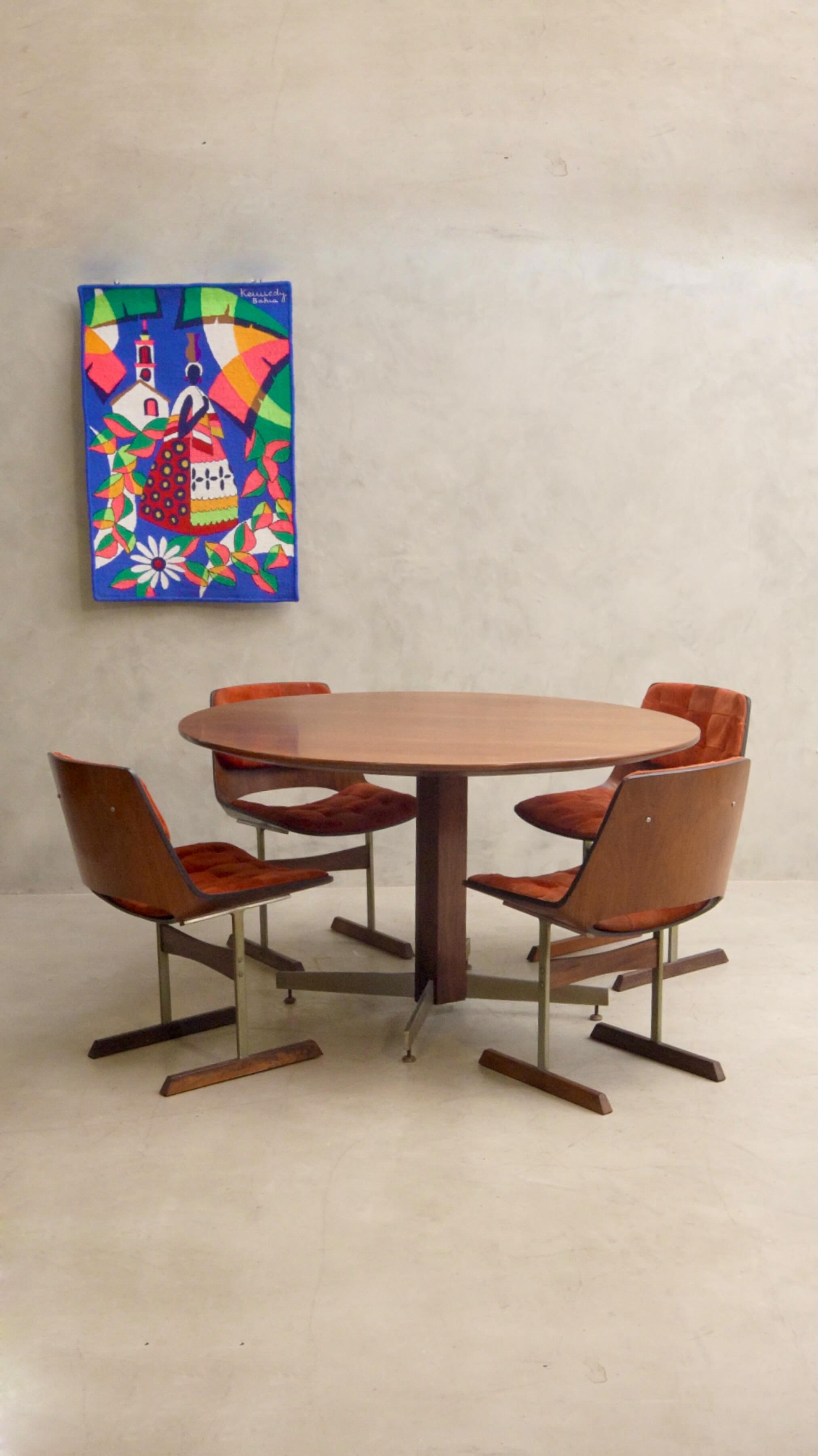 A Lora Ronco apresenta duas criações que revelam o rigor e a delicadeza do design de Jorge Zalszupin. A mesa redonda em jacarandá folheado, apoiada sobre pés cromados, explora uma geometria precisa e um gesto circular. Ao redor dela, as cadeiras Marina acompanham a curvatura do tampo de forma quase intuitiva, como se o desenho de uma completasse o da outra.
Criada em 1959 para o L’Atelier e batizada com o nome da filha mais nova do designer, a cadeira Marina combina linhas graciosas e um equilíbrio elegante entre madeira e estofamento. Já a mesa reúne materiais nobres e proporções estudadas, características que marcaram a produção de Zalszupin e sua busca por unir funcionalidade e refinamento.
Quando vistas juntas, as peças formam um conjunto que evidencia a sensibilidade do designer para a relação entre forma e conforto. É um diálogo de curvas, materiais e ritmos visuais que permanece atual, mesmo décadas depois de concebido.
A Lora Ronco possui no acervo esta mesa e um conjunto com seis cadeiras Marina.
📍 Acesse nosso acervo: www.loraronco.com.br
📞 Fale conosco: (11) 99122-7578⠀
#loraroncogaleria #designbrasileiro #braziliandesign #mobiliáriomoderno #mobiliariomodernobrasileiro