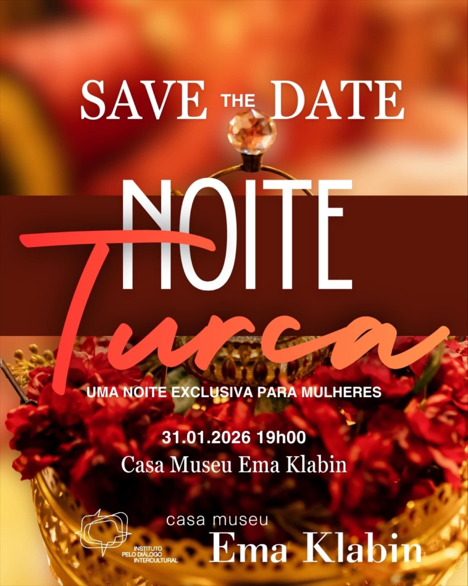 NOITE TURCA
Uma experiência cultural exclusiva para mulheres
O Instituto Pelo Diálogo Intercultural (IpDI), em parceria com a Casa Museu Ema Klabin, convida para uma vivência especial dedicada à tradição da Noite de Henna (kına gecesi), um dos rituais mais simbólicos da cultura turca.
Tradicionalmente celebrada antes do casamento, a Noite de Henna representa o acolhimento da noiva por sua nova família e é marcada por momentos de emoção, música, dança e símbolos que expressam cuidado, pertencimento e continuidade cultural. Nesta experiência, as participantes serão convidadas a conhecer e vivenciar esse ritual de forma sensível, respeitosa e profundamente cultural.
A noite contará com comidas turcas, ambientação musical, apresentações e danças tradicionais, explicações sobre o significado do ritual, lembrancinhas simbólicas e a vivência prática da aplicação da henna nas mãos — um dos momentos mais emblemáticos da kına gecesi.
Mais do que uma celebração, será um encontro entre mulheres, pensado como um espaço de convivência, troca e aproximação entre culturas, em sintonia com a missão do IpDI de promover o diálogo intercultural por meio de experiências vivas e significativas.
📍 Evento exclusivo para mulheres
🕯️ Vagas limitadas
Venha viver essa tradição, sentir seus símbolos e celebrar a diversidade cultural em um ambiente acolhedor e inspirador.
https://bileto.sympla.com.br/event/114241?share_id=1-copiarlink
