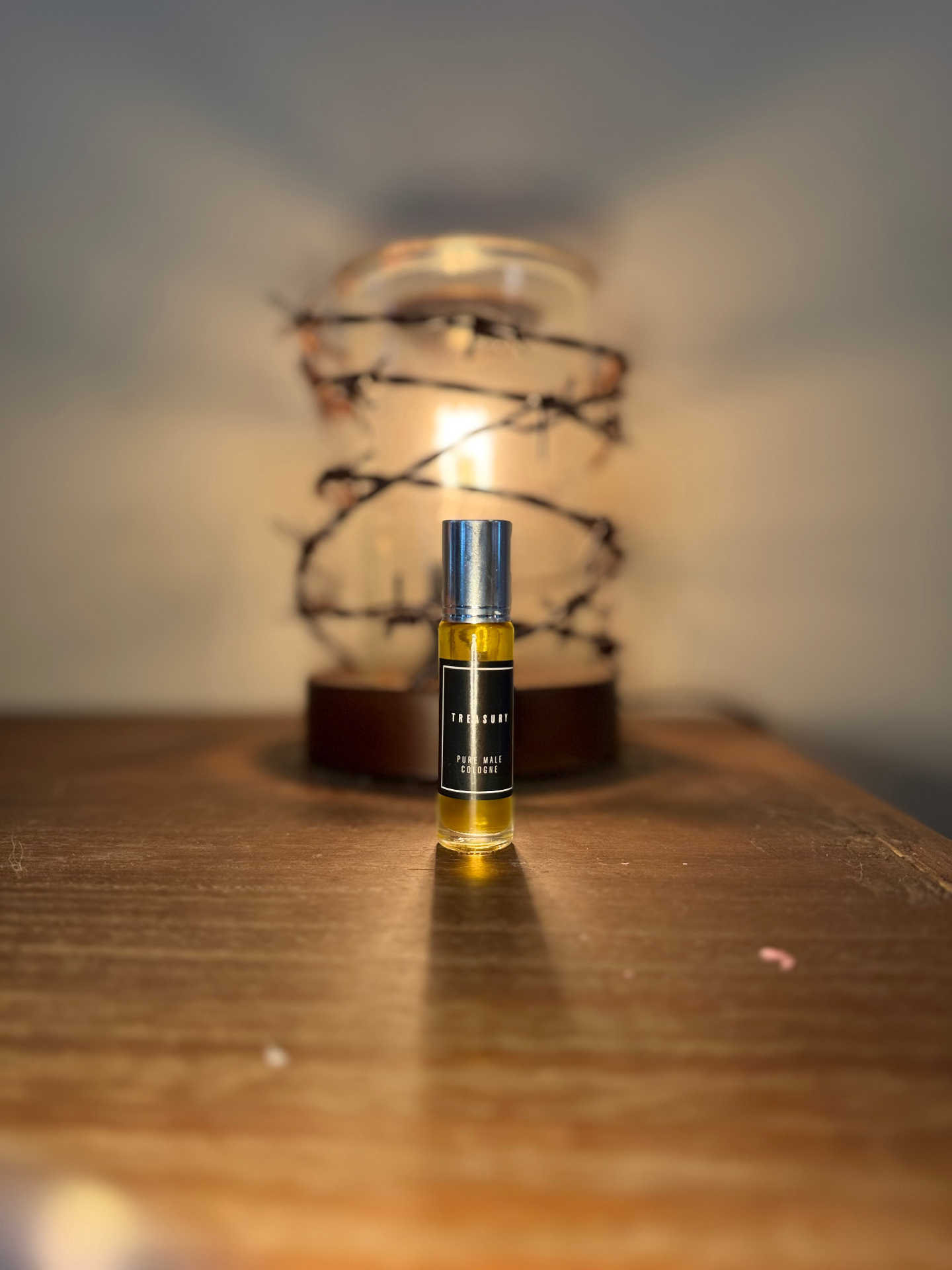 This is one of the scents that will be waiting at Vibe Bar tomorrow night.
No guessing. No rushing. Just time to smell, notice, and decide what actually feels like you.
Vibe Bar is happening tomorrow evening at the studio -
scent blending, permanent jewelry, and a low-key crowd that doesn’t need a theme or a reason.
If you’ve been on the fence, this is your nudge.
Tickets are still available in the link.
Quiet plans count, too.