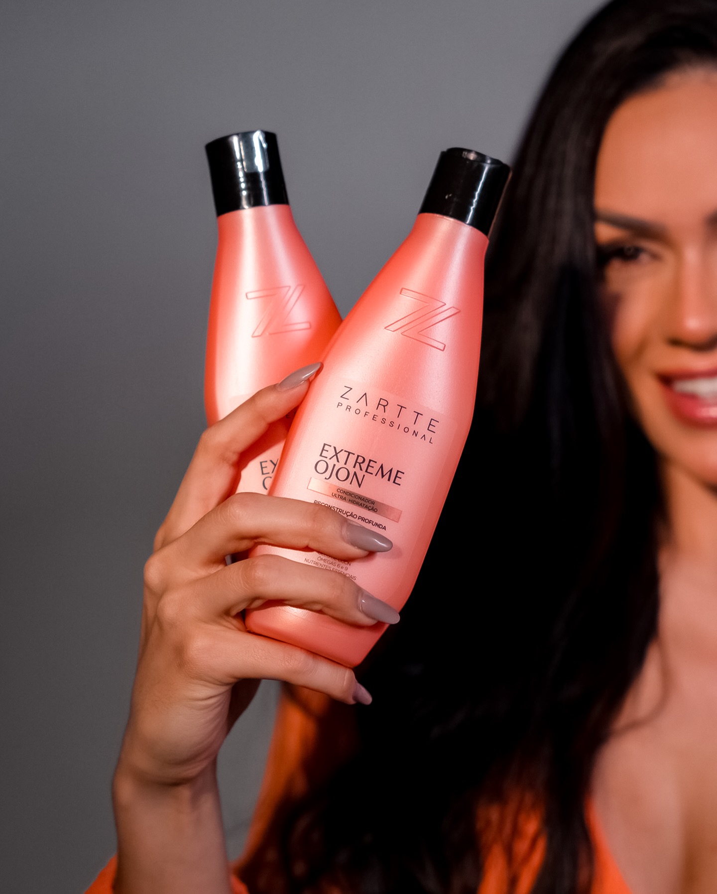 O tratamento não termina na máscara.
O Condicionador Profissional Ojon foi desenvolvido para atuar após a lavagem e o tratamento, ajudando a selar a fibra, alinhar as cutículas e manter os nutrientes dentro do fio.
Essa etapa é essencial para:
• reduzir aspereza
• melhorar o toque imediato
• facilitar o desembaraço
• prolongar a maciez e o brilho do tratamento
Quando o condicionador é usado corretamente, o cabelo responde melhor e o resultado do salão fica muito mais evidente.