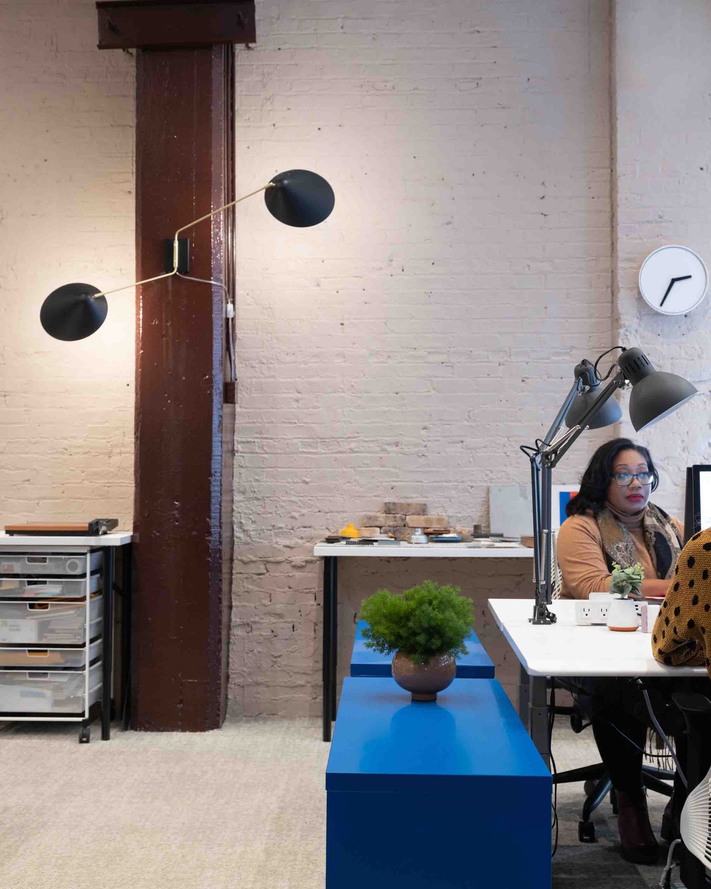I love taking advantage of the cool #architectural elements that old #industrial buildings provide. In the Kuchar #office, we have existing #concrete columns (which we painted a high gloss oxblood color- as one does) and #brick walls (painted a pinky-beige). It's the perfect backdrop to the energy of the workspace!
#cooloffice #designedbykuchar #kucharinteriors
📸 @wittefini_photo