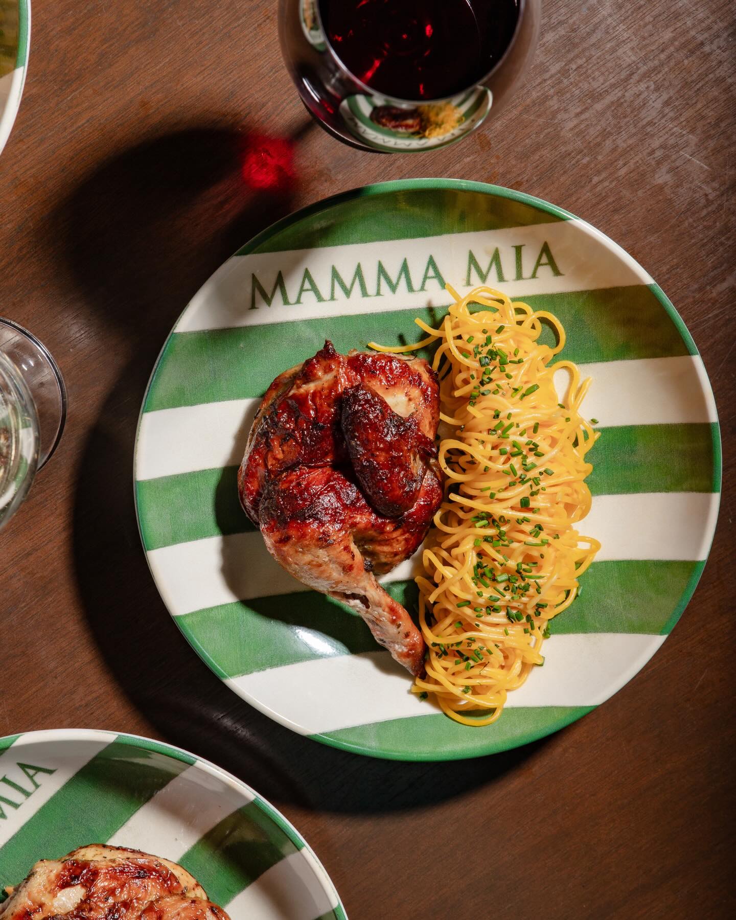 Tem pratos que atravessam gerações, unem famílias e carregam história. O espaguete é um deles. Por isso, hoje é dia de celebrarmos essa massa que virou símbolo da mesa dos imigrantes italianos: simples, versátil e sempre deliciosa. Aqui, ela fica ainda melhor quando acompanha nosso galeto assado na brasa.
Escolha seu molho favorito e venha viver essa combinação que nunca sai de moda.
#GaletoMammaMia #DiaDoEspaguete #Espaguete #ComidaItaliana #Galeto