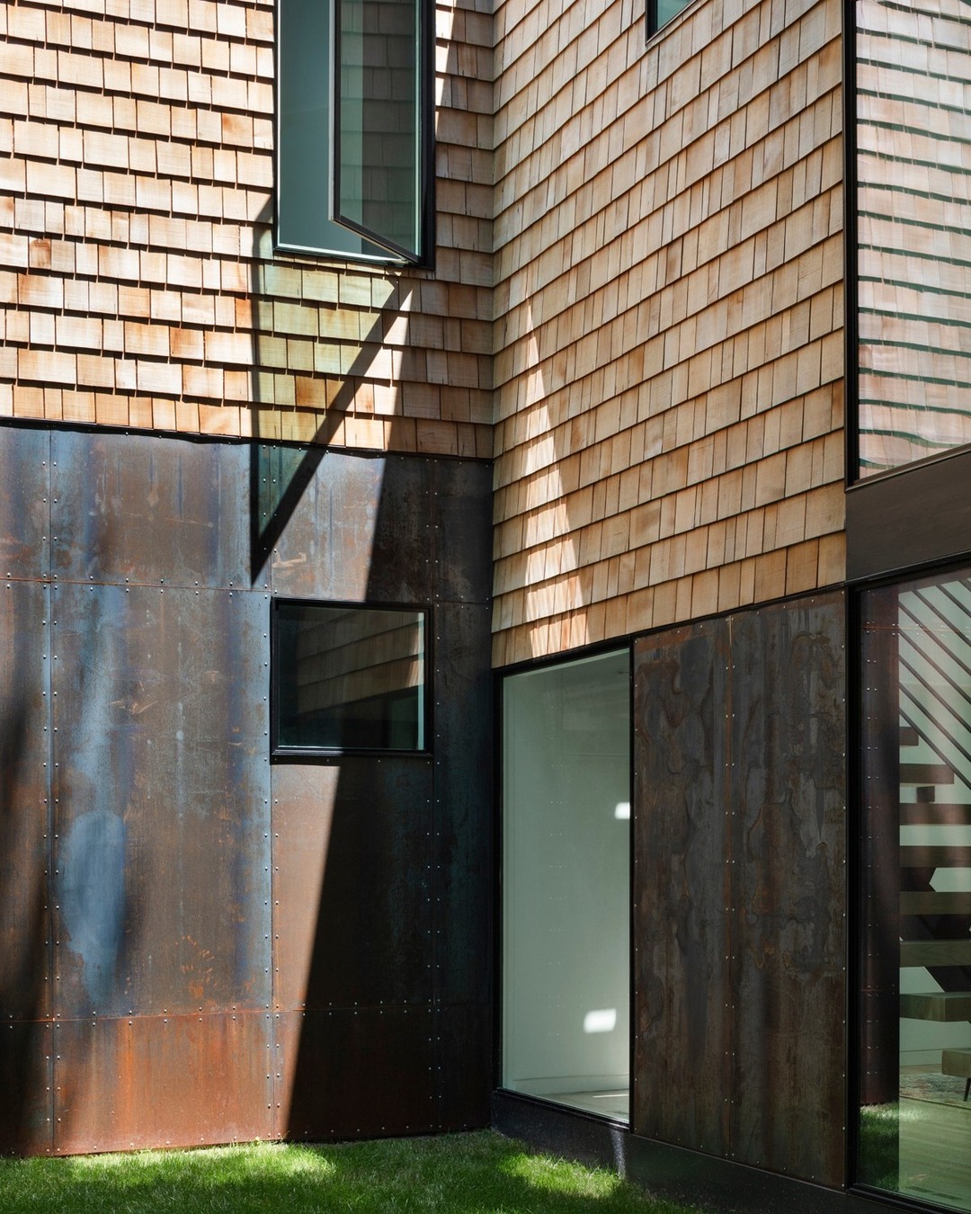 Steel + Cedar + Glass = Stunning
Amazing work by @jenniferhughesphoto to capture all the amazing texture and shadows that the #cortentreehouse has to offer