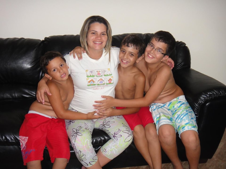 Hoje o João completa 15 anos.
E eu olho pra ele tentando entender em que momento o tempo decidiu acelerar tanto.
15 anos não são só uma data.
São transições.
São perguntas novas.
São silêncios mais longos.
São opiniões próprias.
São sonhos que começam a ganhar forma, mesmo quando ainda não sabem o nome que têm.
Meu filho, você não precisa ter todas as respostas agora.
Só precisa seguir sendo quem é: curioso, sensível, inteligente, atento ao mundo e às pessoas.
A vida vai se encarregar de te mostrar os caminhos e eu estarei aqui, sempre, para te lembrar quem você é quando o mundo tentar te confundir.
Que você tenha coragem para escolher.
Humildade para aprender.
Força para dizer não.
E um coração grande o suficiente para nunca perder a essência.
Obrigada por me ensinar, todos os dias, um tipo de amor que amadurece junto com a gente.
Obrigada por me fazer mãe de um adolescente incrível.
Feliz 15 anos, João.
Que a vida seja leve com você e que você também aprenda a ser leve com ela.
Te amo infinitamente mais ❤️