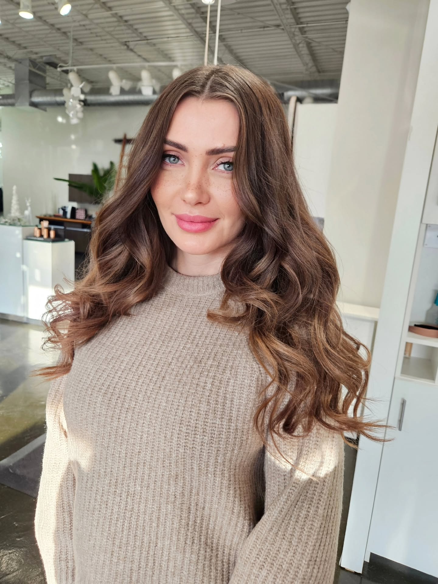 ✨️ K-TIP HAIR EXTENSIONS
What you'll get:
✔️Long-lasting result
✔️Natural look that blends seamlessly with your hair
✔️Easy application that adheres to your natural hair
✔️Perfect for thick, thin, natural hair textures
✔️The most recommended method by stylists
✔️The best way to get longer, fuller hair
Look was created by our Stylist, Iryna
? Free consultation - book yours today!
? 410-558-0047
#hairextension #keratinhairextensions #fusionhairextensions #longhair #weft