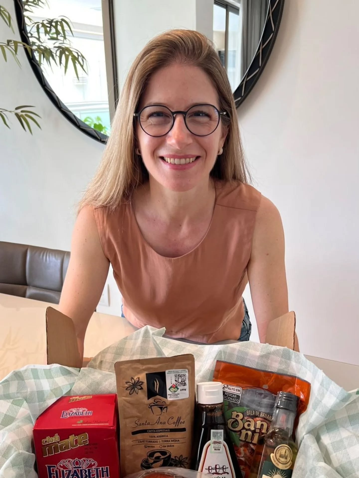 Ouvintes de várias partes do Paraná, que ganharam a @caixacolonial no sorteio de Natal do TNews, compartilharam as fotos com os presentes.
📷 Na galeria: Luciana de Pinhais, Claudir de Formosa do Oeste, Flávia de Cambará, Silvana de Andirá, Luciana de Ponta Grossa, Amaury de Campo Mourão, Fernanda de São José dos Pinhais, Regina de Curitiba e Renata de Londrina.