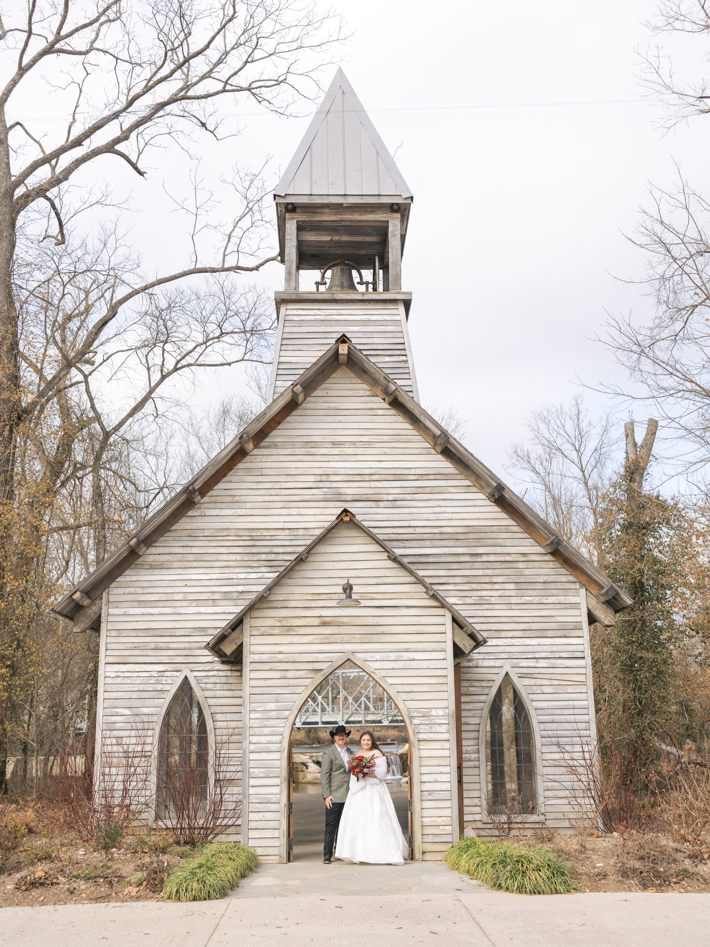 What a magical Christmas-themed wedding day! Despite the wild weather swings from 73° to 34° we all were laughing partly because her veil that was in Carley’s face during most of our outdoor photos! 😂! We were having too much fun to be upset with the weather! I loved how this couple intertwined their love for the national parks (check out their wedding cake ), & their adorable pup Donnie! They even took a year, collecting all sorts of mugs from their travels and handed them out as gifts to their guests! Oh, and just wait until I post more about this wedding plus the Marley house, which is such a perfect getting ready space!