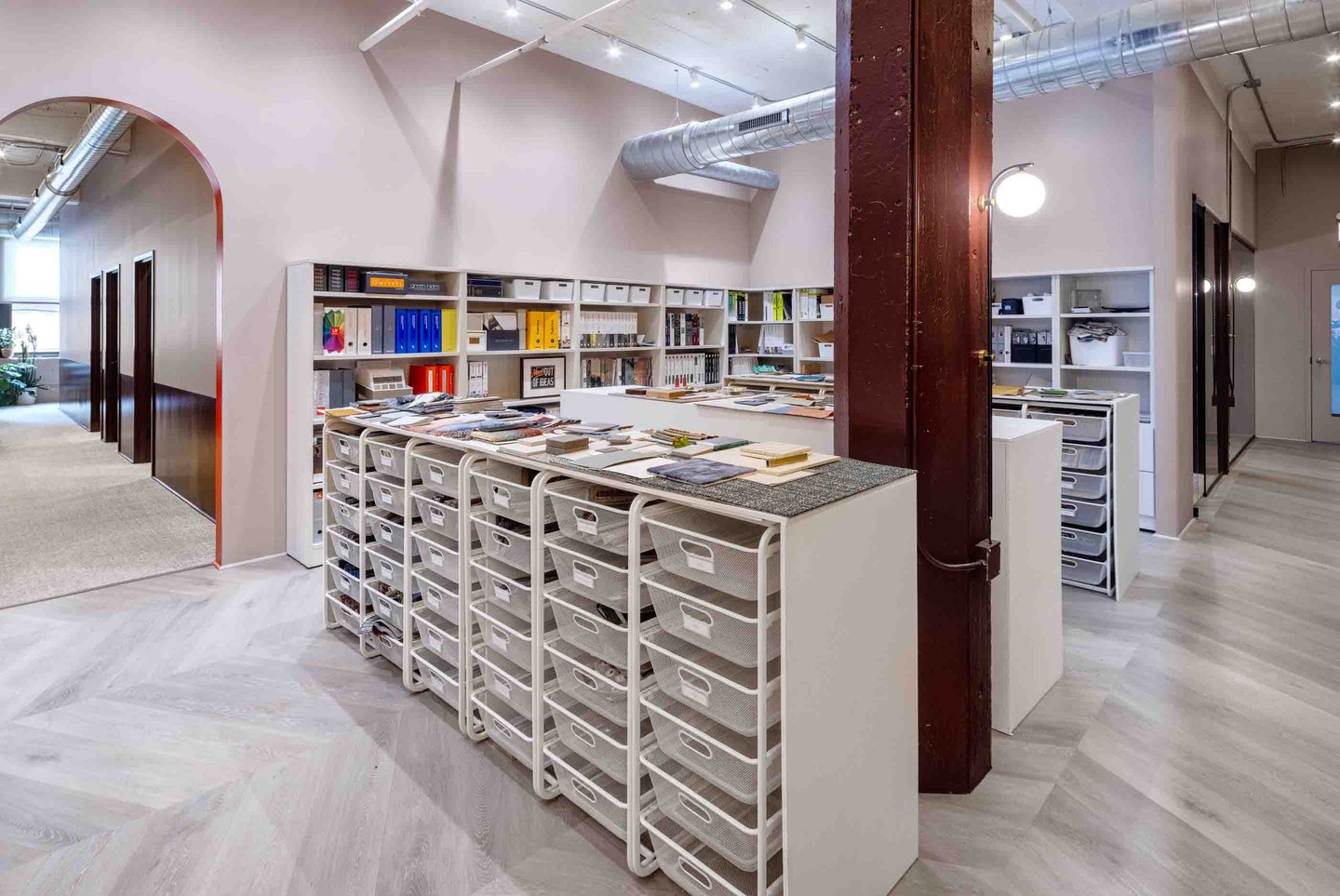 The #design of our second #officespace was built on the lessons learned from our first. We needed more #meeting space, better design #library and a separation of work space from social space. This created a "front of house" area and "back of house" area separated by an #arched opening (obviously).
#designedbykuchar #kucharinteriors #chicagointeriordesigner
📸 @wittefini_photo