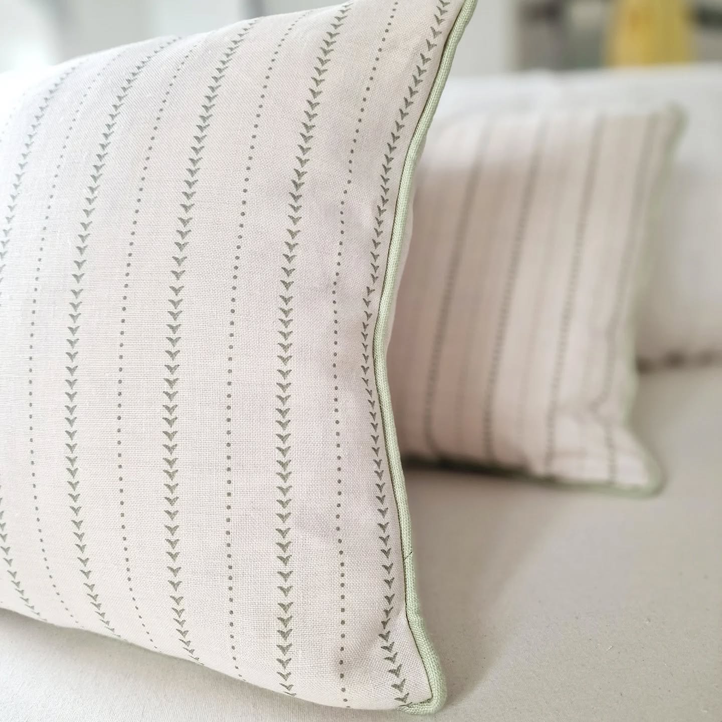Cushions for these week's #throwbackthursday ...I haven't made any for, ooh, three weeks or thereabouts. And isn't the green piping super smart?
#pipedcushions #bespokecushions #bespokesoftfurnishings #cushions